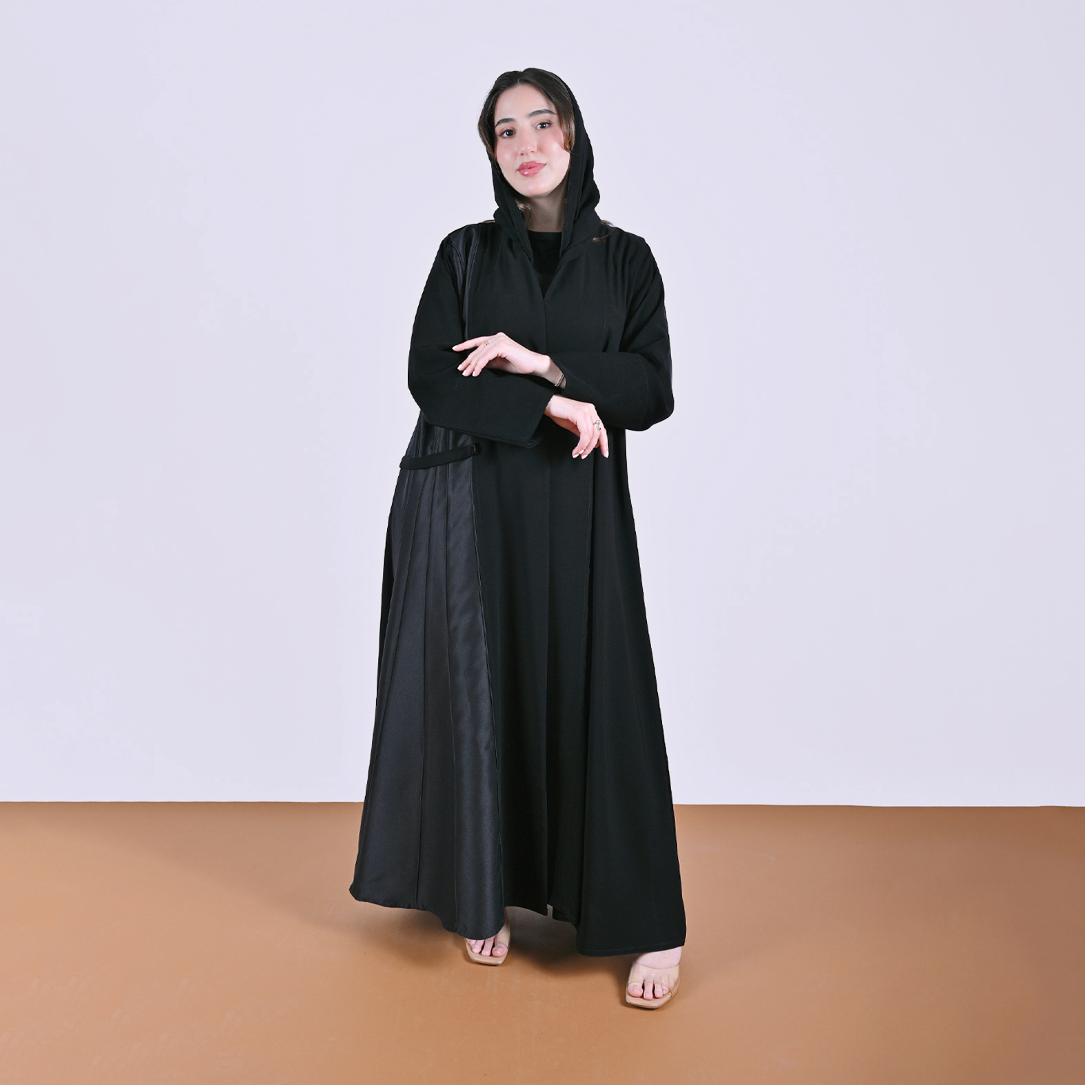  عباية لف سوداء تصميم أنيق بلمسة مختلفة بتداخل الجاكار المنقش بتفصيل جانبي 
