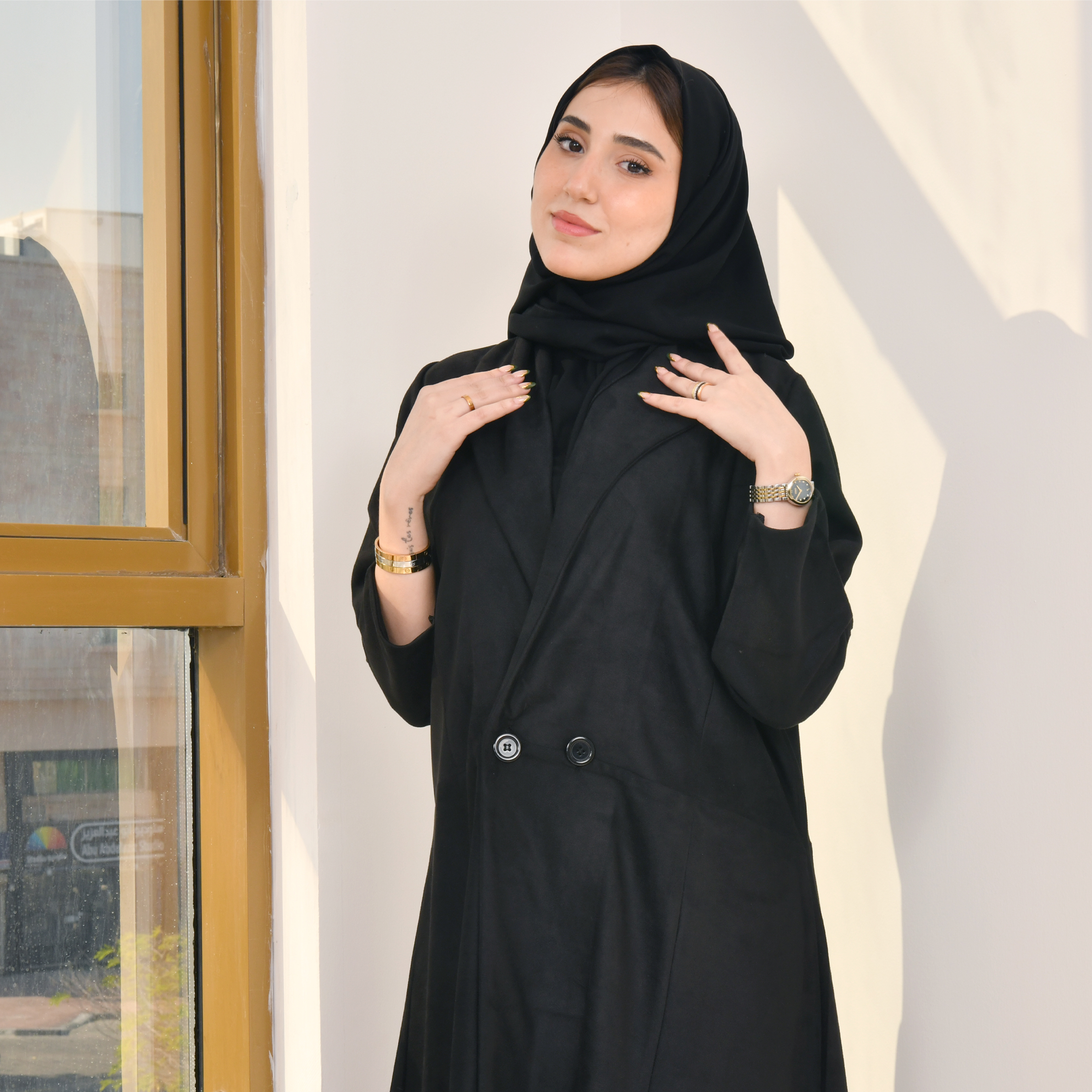  عباية شتوية سوداء موديل بليزر مغلقة بأزرار من قماش الشاموا بقصه ربع كلوش  