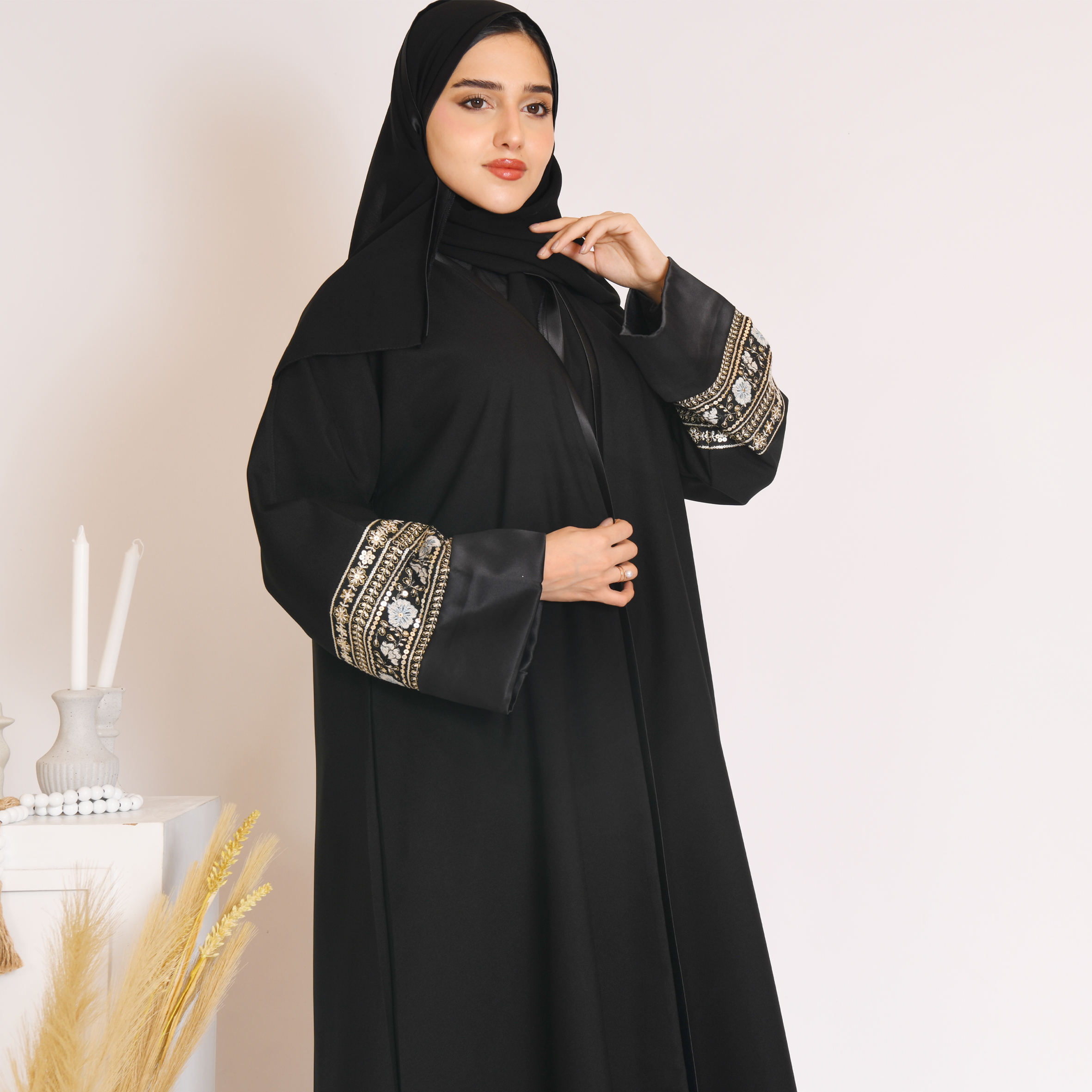  عباية لف سوداء بكلفة زاهية على الاكمام الدبل 