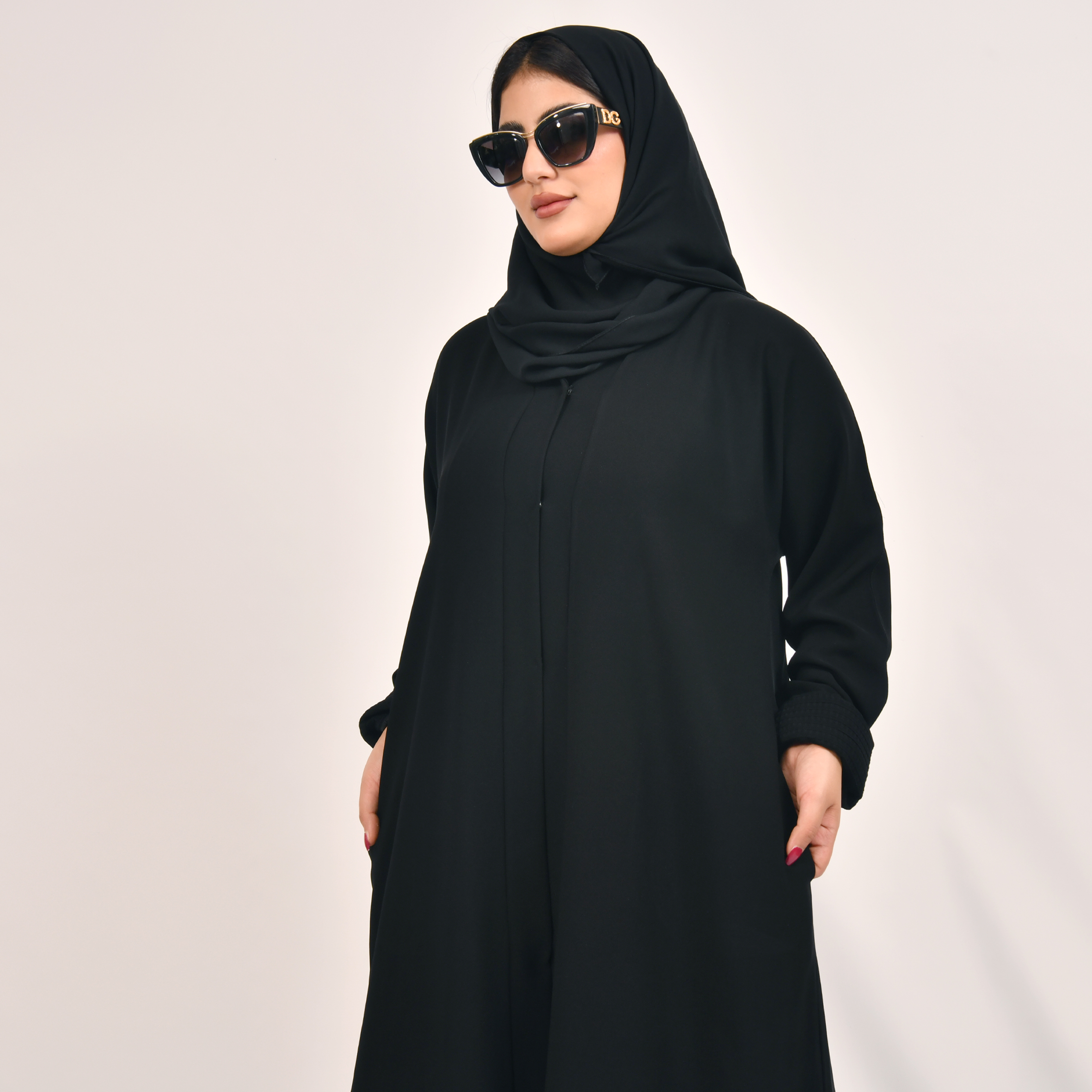  عباية نسائية مغلقة بطقطق مع جيوب و نقش على الأكمام الضيقة بطبقتين 