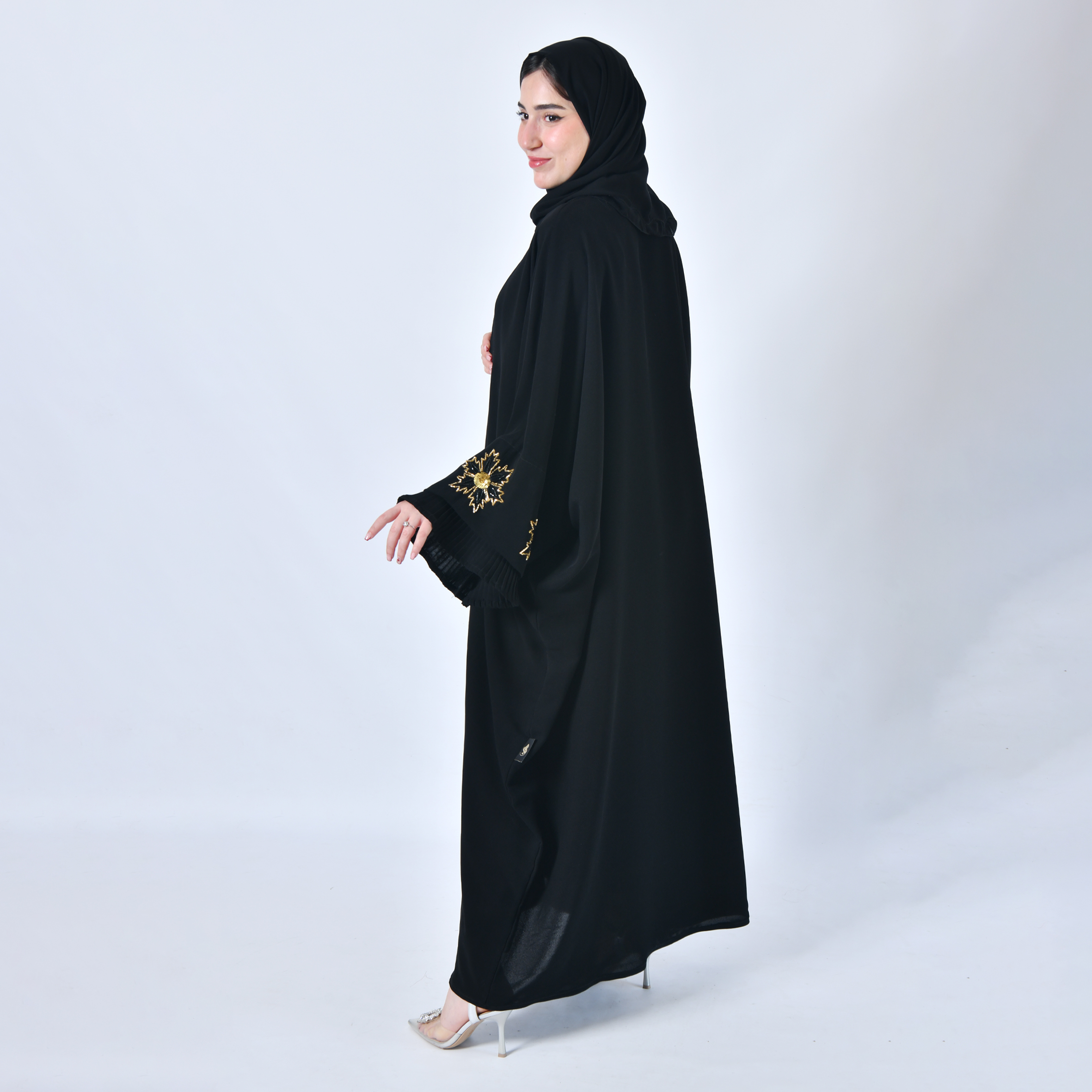  عباية لف سوداء بشت بأكمام مميزة واسعة مزينة بشك يدوي بارز باللون الاسود والذهبي  