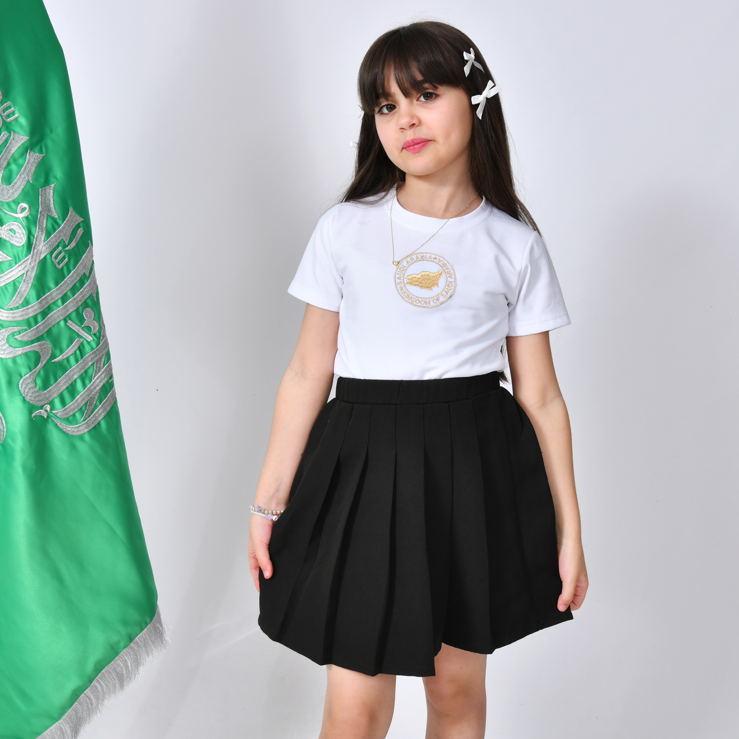  تيشيرت ابيض بتطريز ذهبي خريطة المملكة (للأولاد والبنات) 