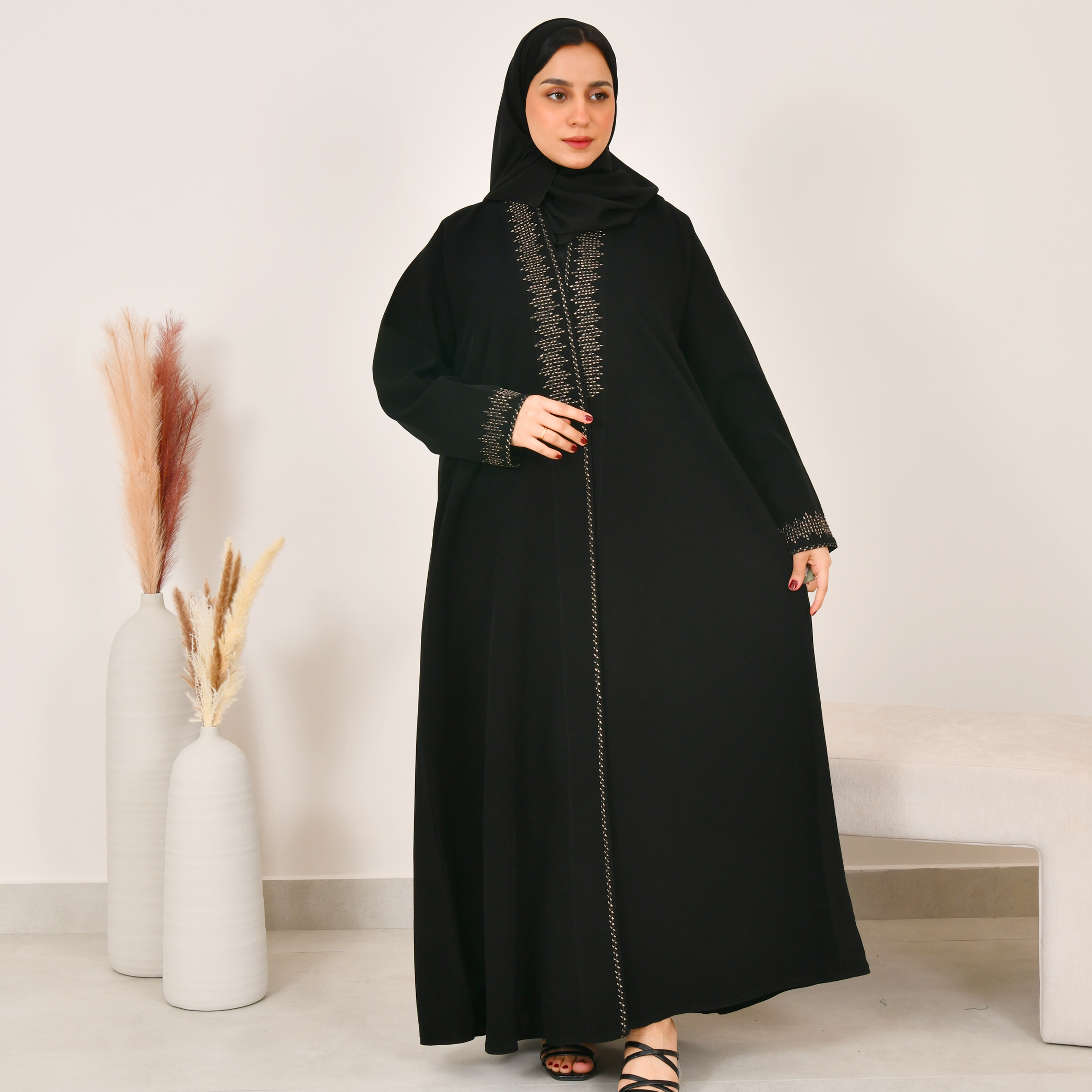  عباية لف سوداء ربع كلوش بتطريز  