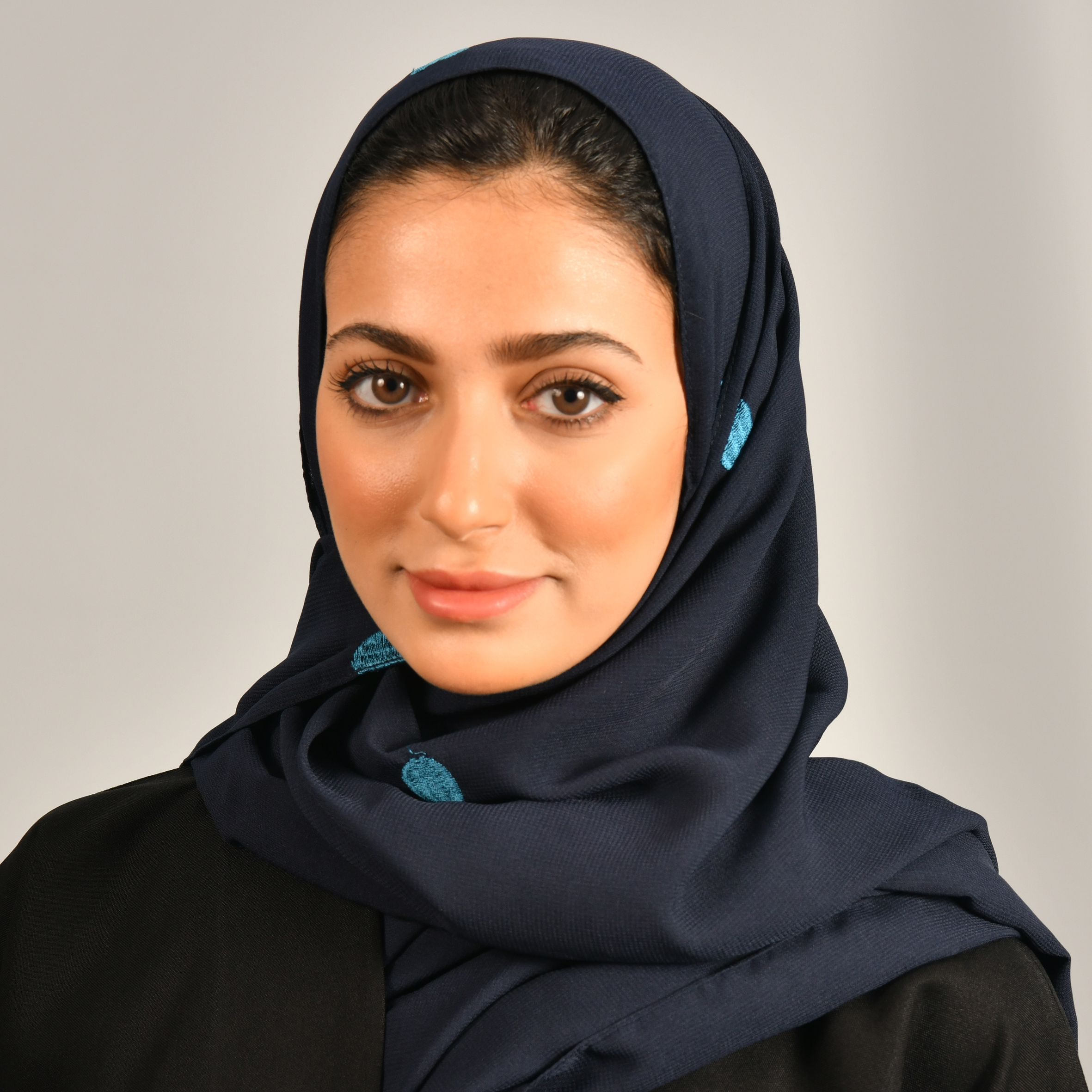  طرحه حرير كحليه  بتطريز  دائرى باللون الازرق 