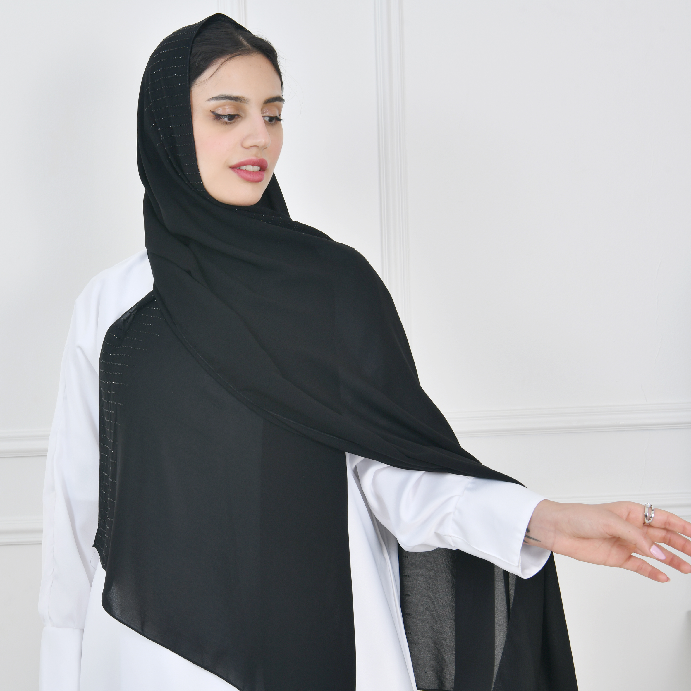  طرحه حرير بحافة مزينة  بالكريستال الأسود 