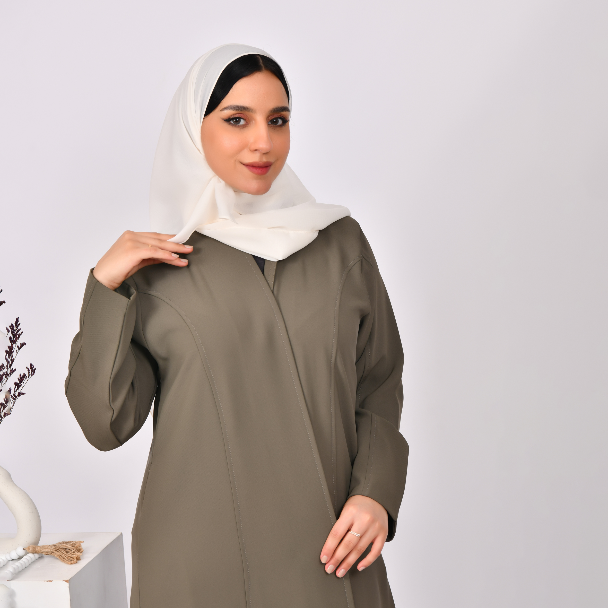 عباية لف باللون الاخضر الزيتي الفاتح ربع كلوش بخطوط تفصيلية مع جيوب جانبية مخفية 