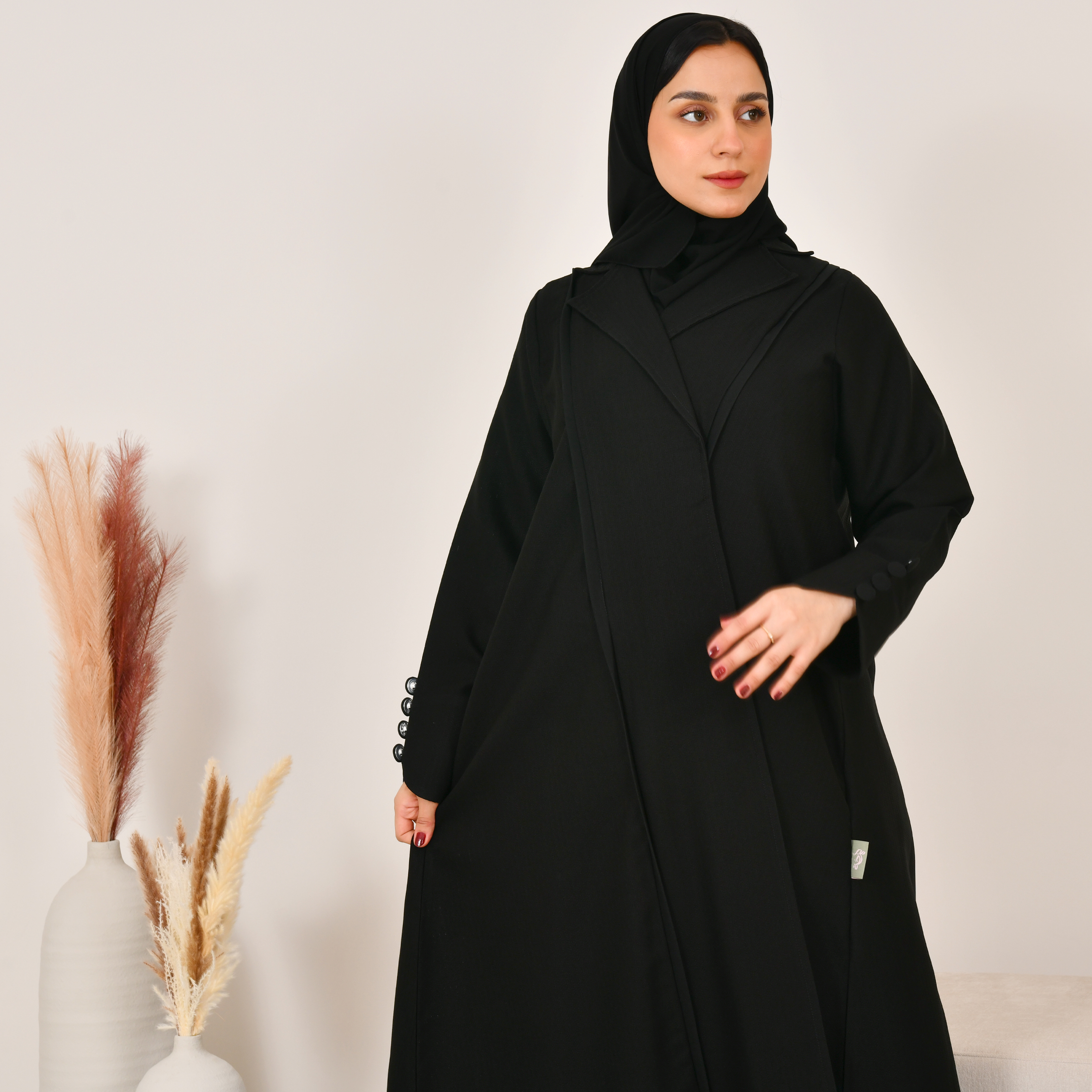 عباية بليزر ربع كلوش مزين بأزرار على الاكمام 