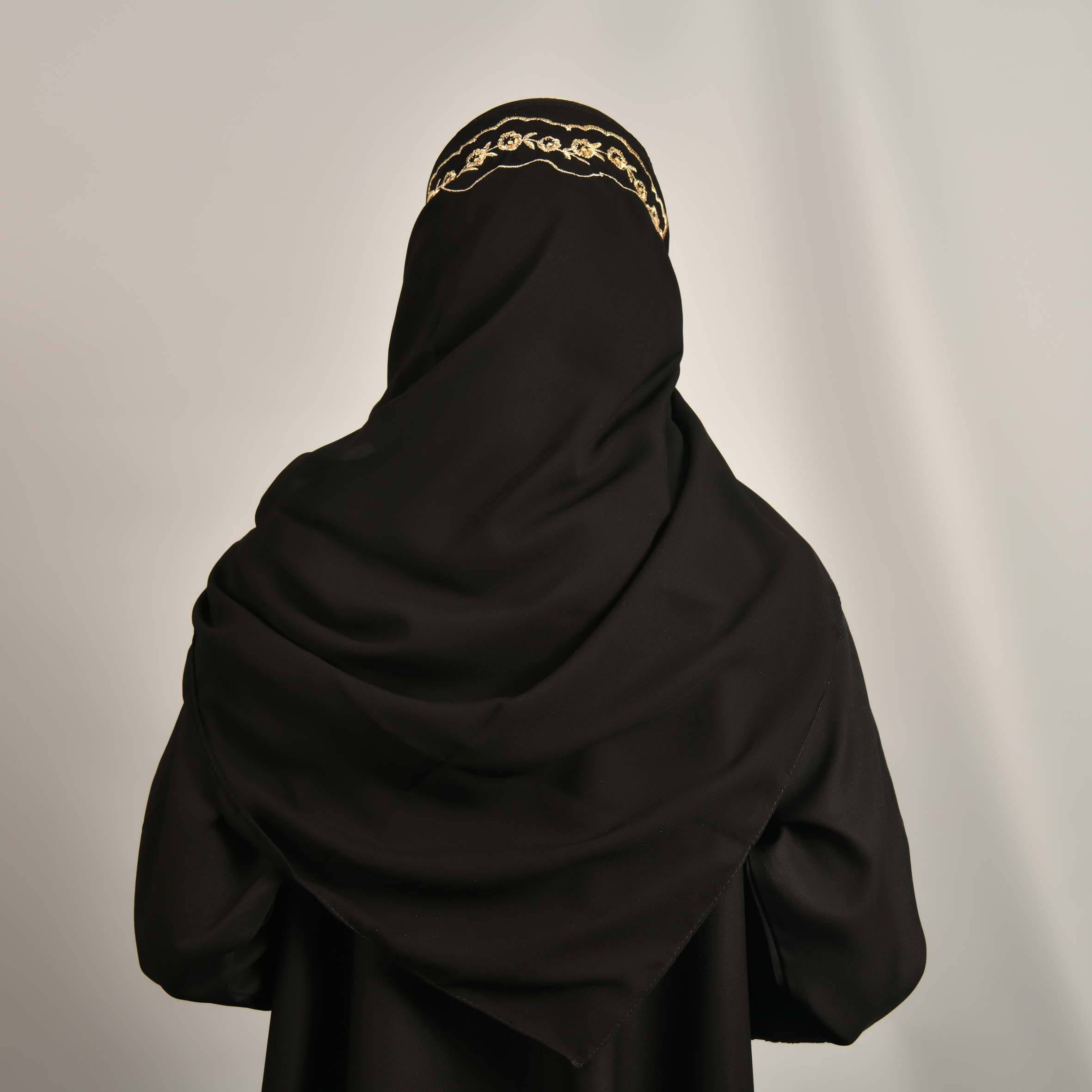  طرحه سوداء بخطين عشوائين بلون ذهبي يتوسطهما زهور ذهبية 