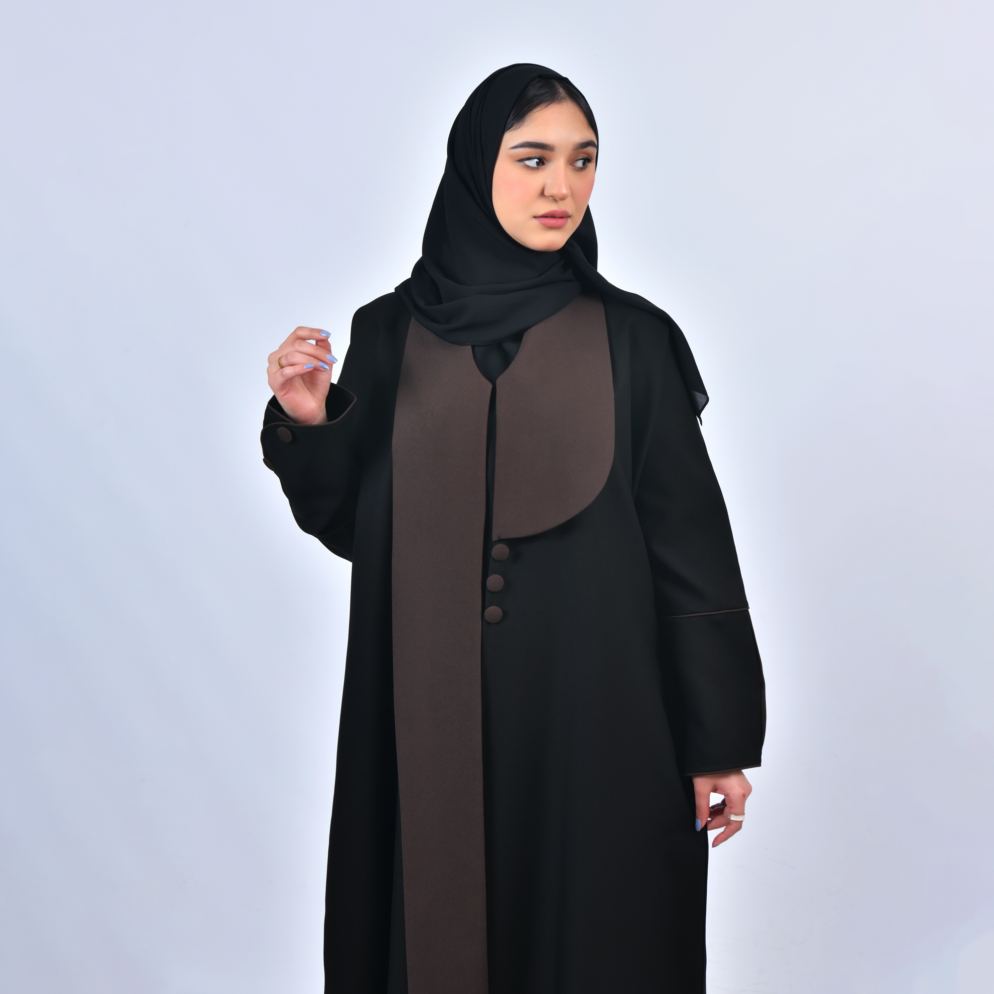  عباية لف بقصة بليزر بياقة مميزة باللون البني مزينة بأزرار على طرف العباية والاكمام 