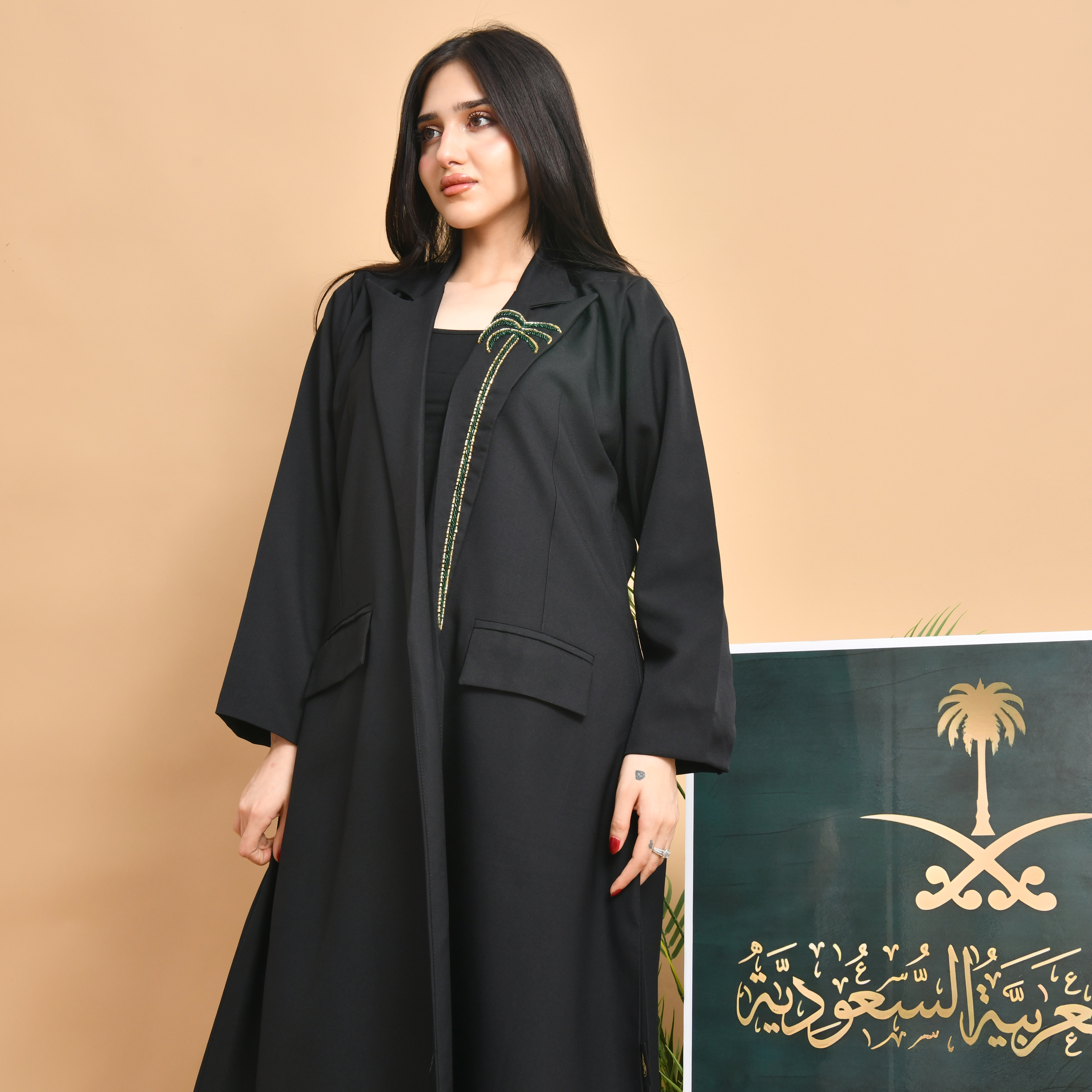  بليزر راقي باللون الأسود مع كتافيات و بطانة داخلية مزينة بشك يدوي على الياقة وجيوب بارزة  