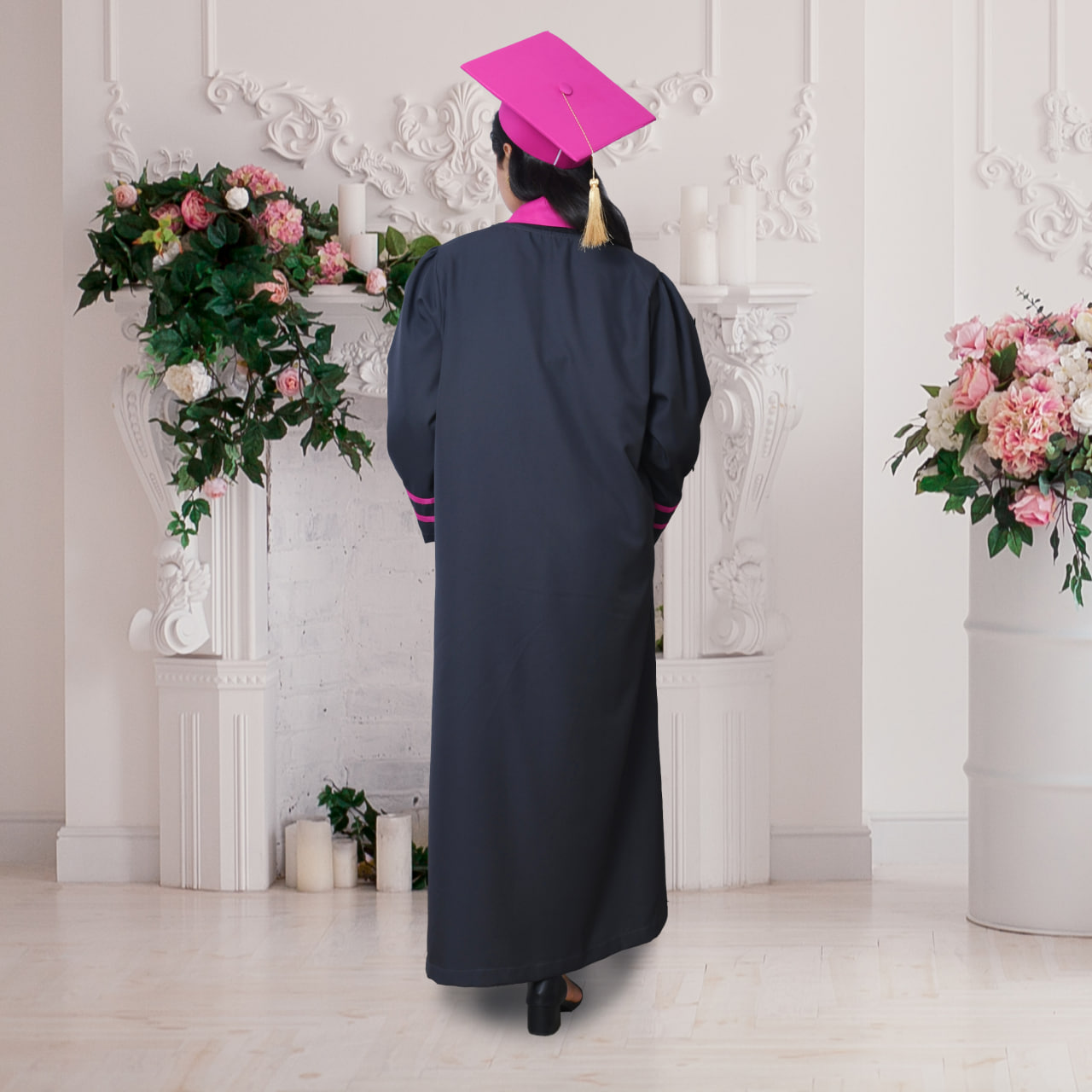  زي التخرج باللون الرمادي مع تداخل اللون الفوشي على الاكمام مع وشاح وكاب سادة  