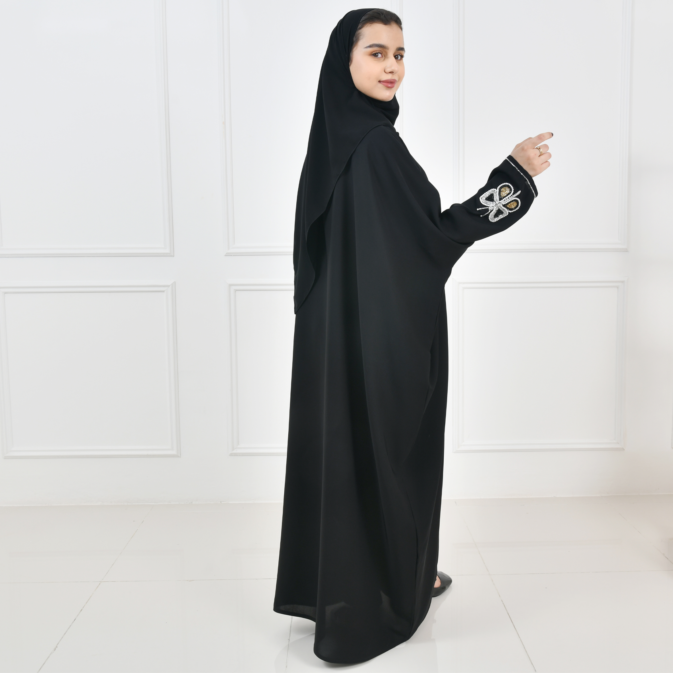 عباية بناتية نص بشت بأكمام مزينة بشك على شكل فراشة  