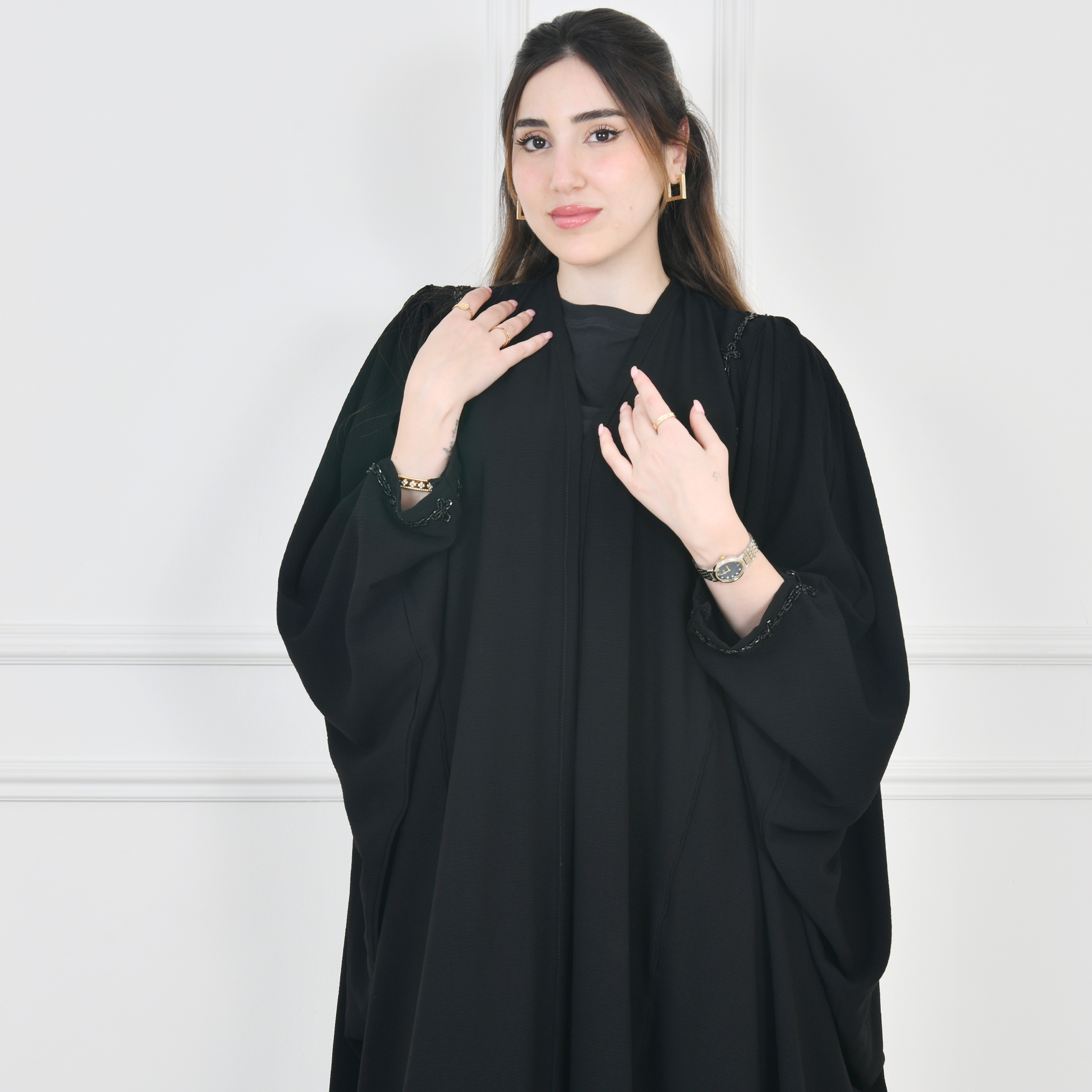  عباية لف سوداء بقصة فراشة بأكمام بف مزينة بشك  