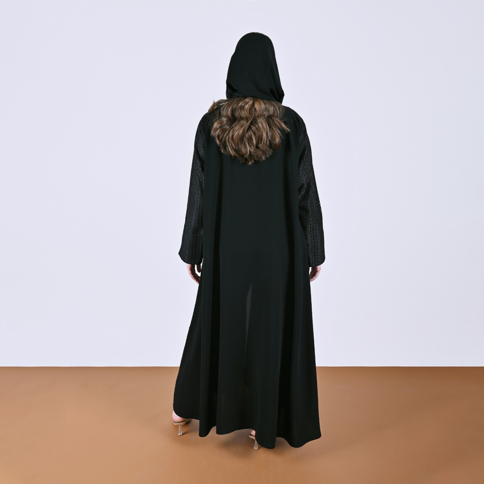  عباية لف سوداء بتصميم هادئ وفخم بلمسة الدانتيل 