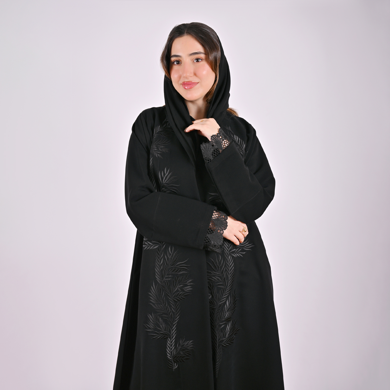  عباية سوداء أنيقة بتفاصيل هادئة وراقية مزينة بتطريز ودانتيل على الاكمام 