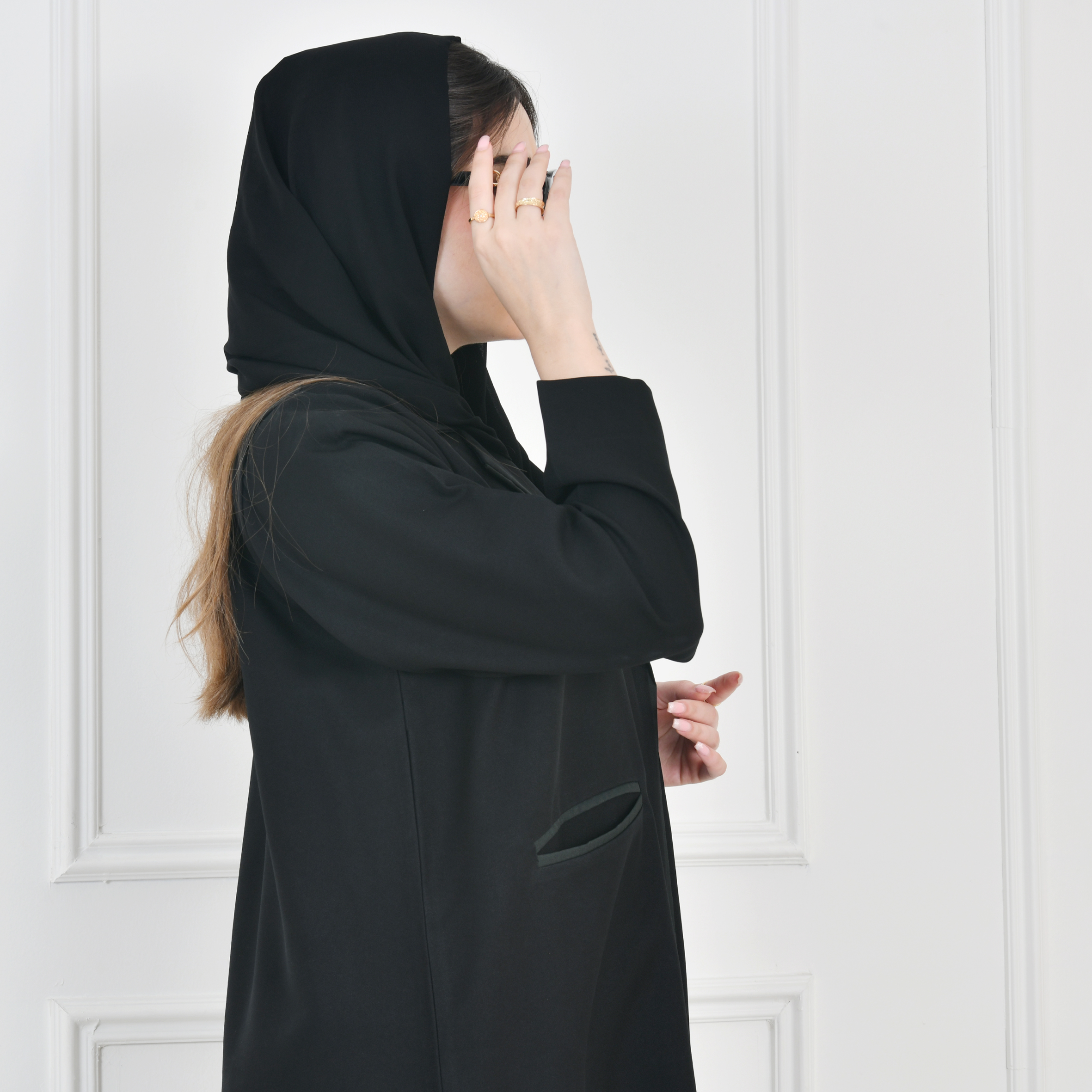  عباية سوداء لف رسمية  بجيوب مخفية امامية محددة الحواف باللون الأخضر  