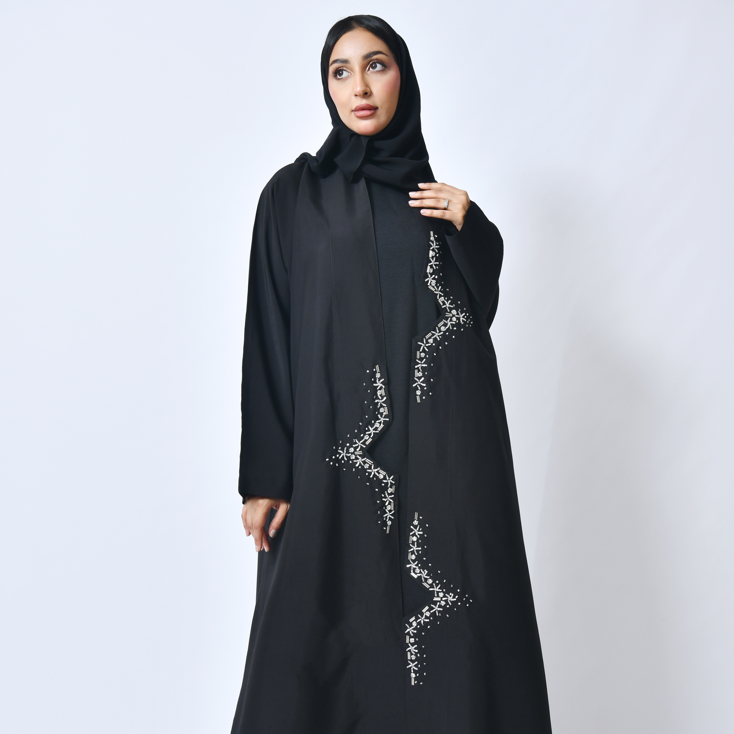  عباية لف سوداء بحواف غير مستوية مزينة بكريستال ابيض نجمي 