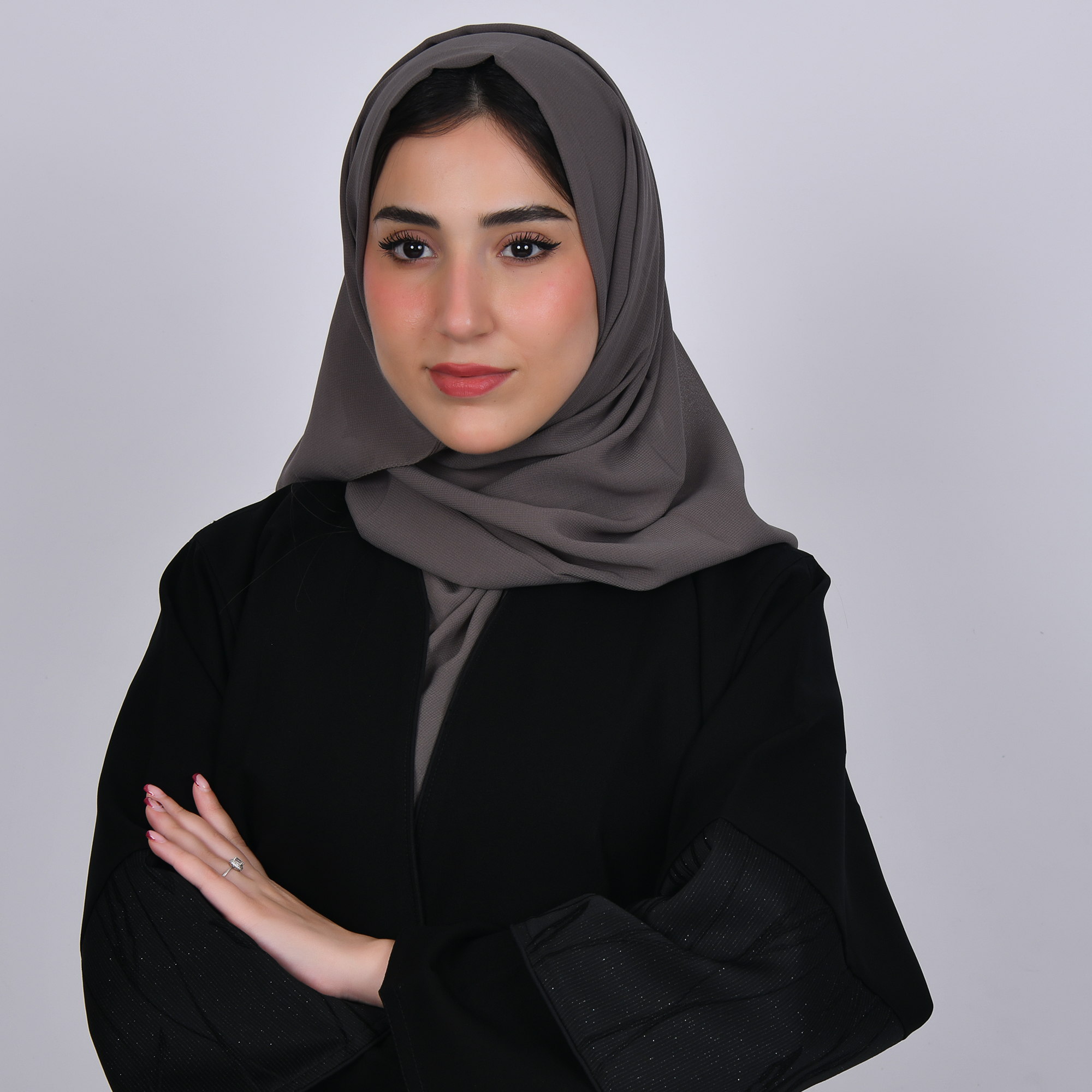  طرحه حرير بلون رمادي  بني 