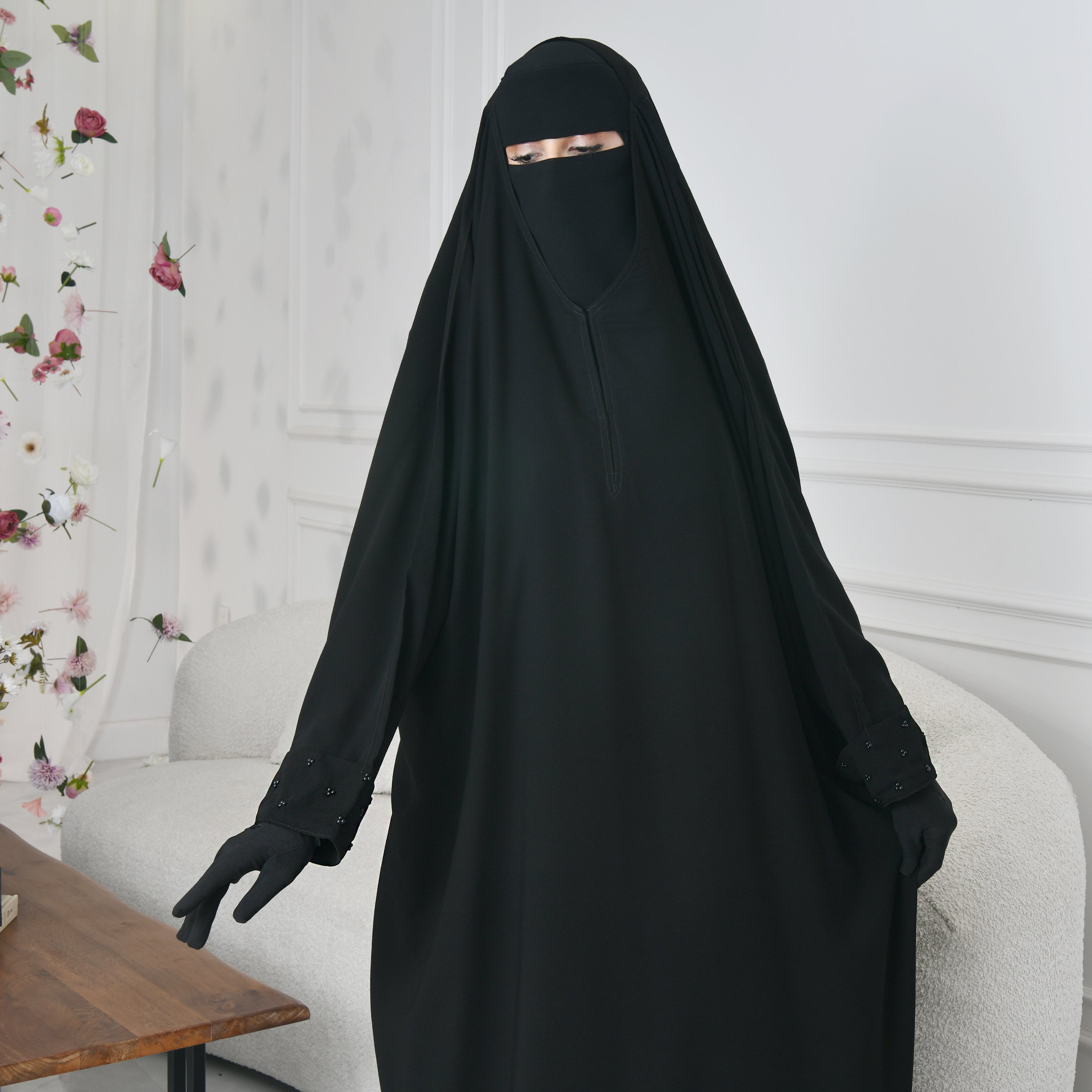  عباية راس مغلقة بطقطق من الاعلى بأكمام مزينة باللؤلؤ الاسود 