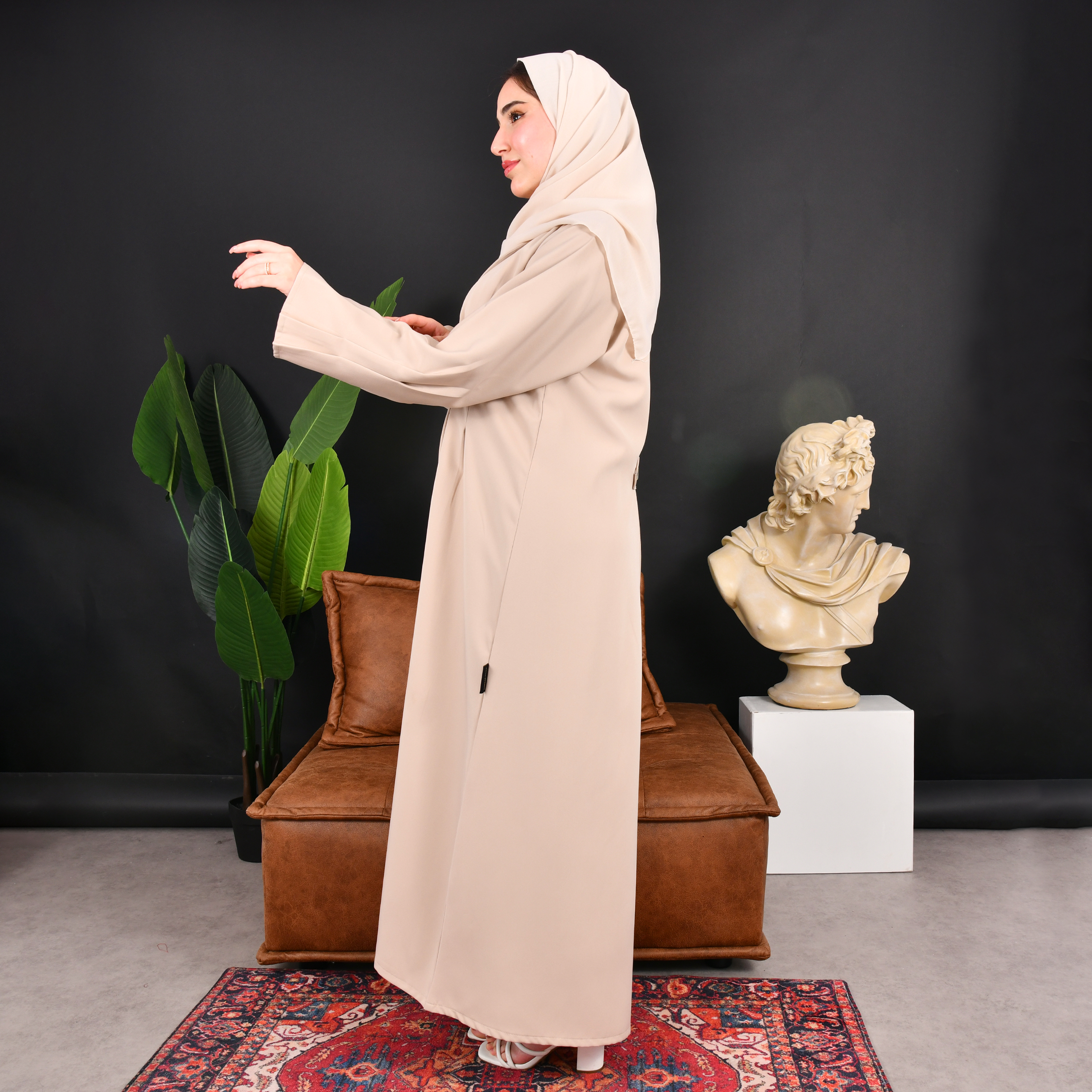 بليزر رسمي باللون البيج بكسرات من الخلف و الاكمام بزر اغلاق 