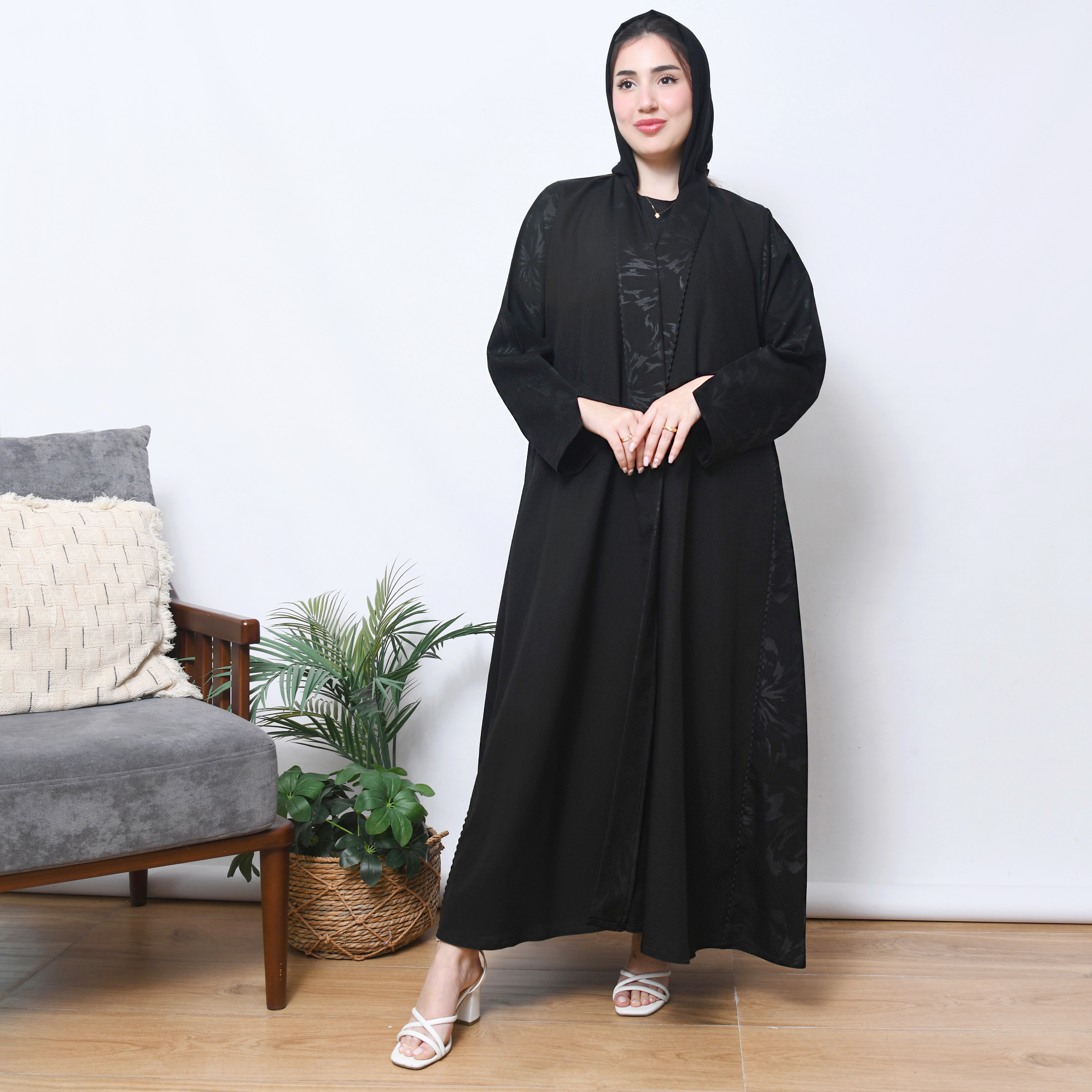  عباية لف كلوش راقي مع تداخل قماش الكريب بطبعات على الاكمام وجانبي العباية  