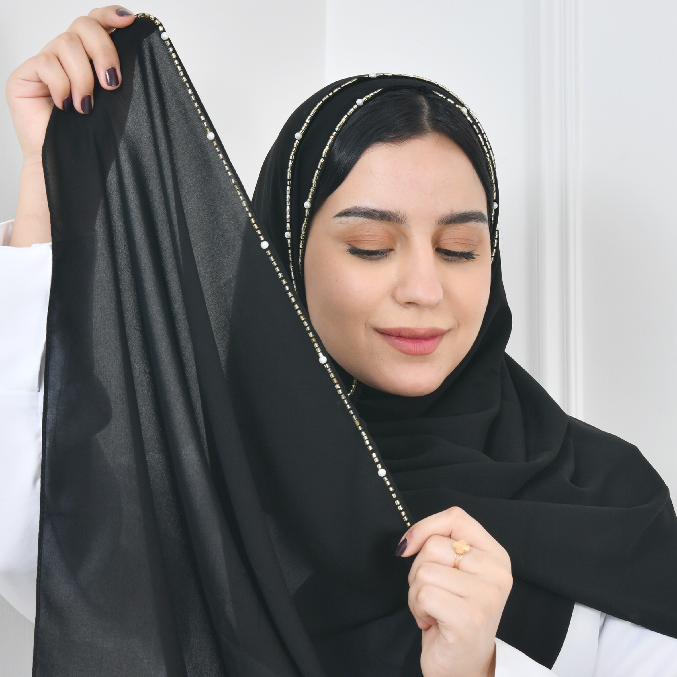  طرحه حرير سوداء بحافة مزينة بشك ابيض مع اللؤلؤ 