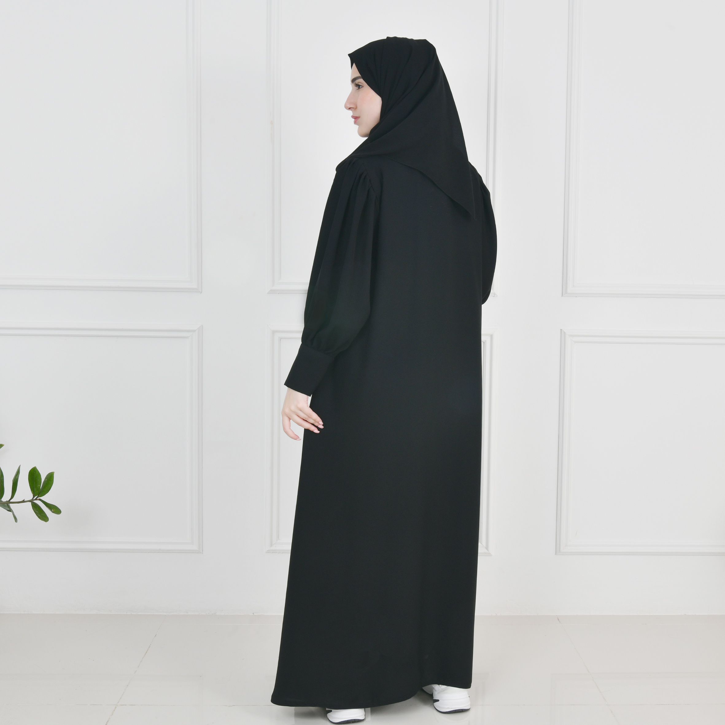  عباية سوداء ربع كلوش بأكمام عملية ضيقة تغلق بطقطق 