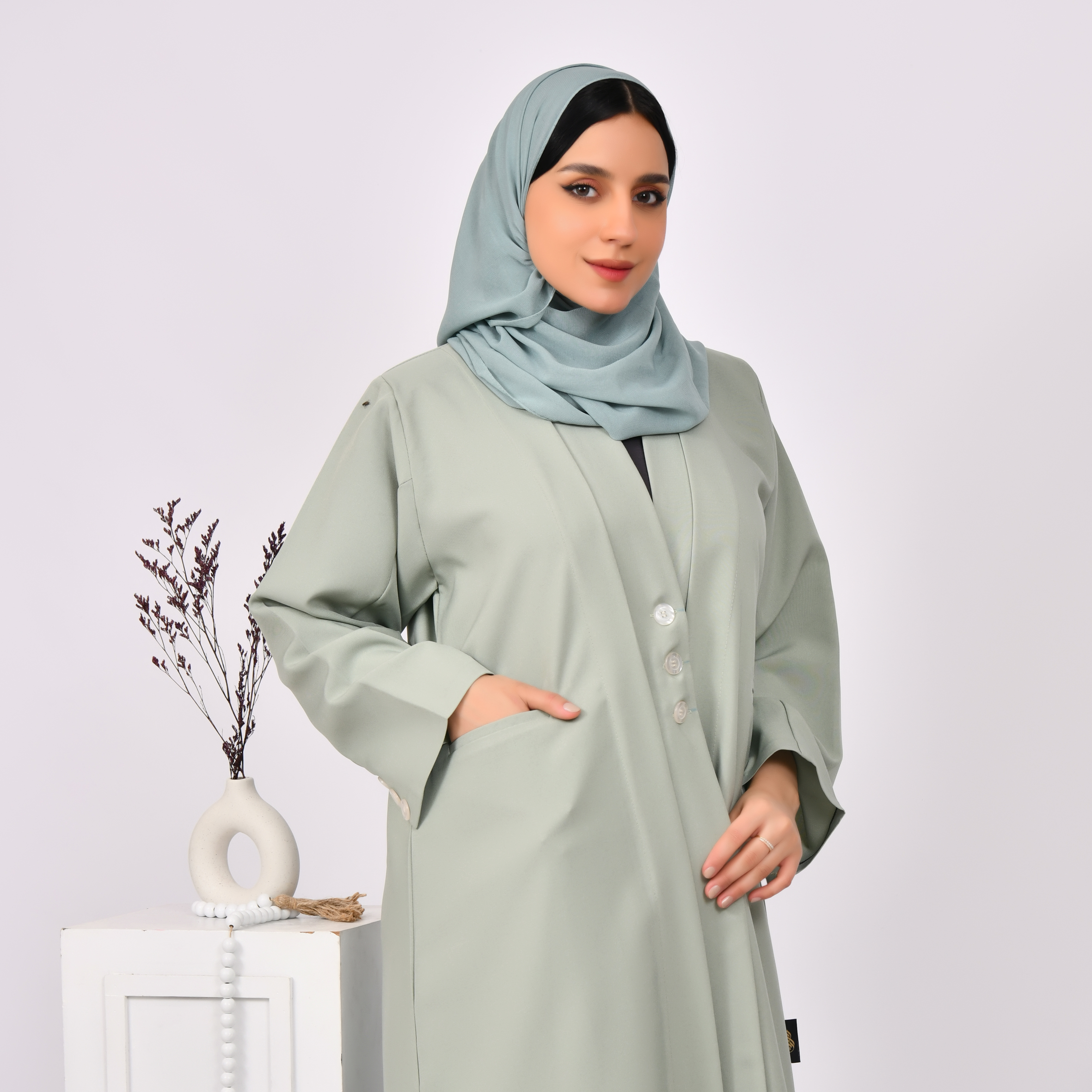  عباية باللون الاخضر تصميم بليزر بكتفايات مغلقة بأزرار وج 