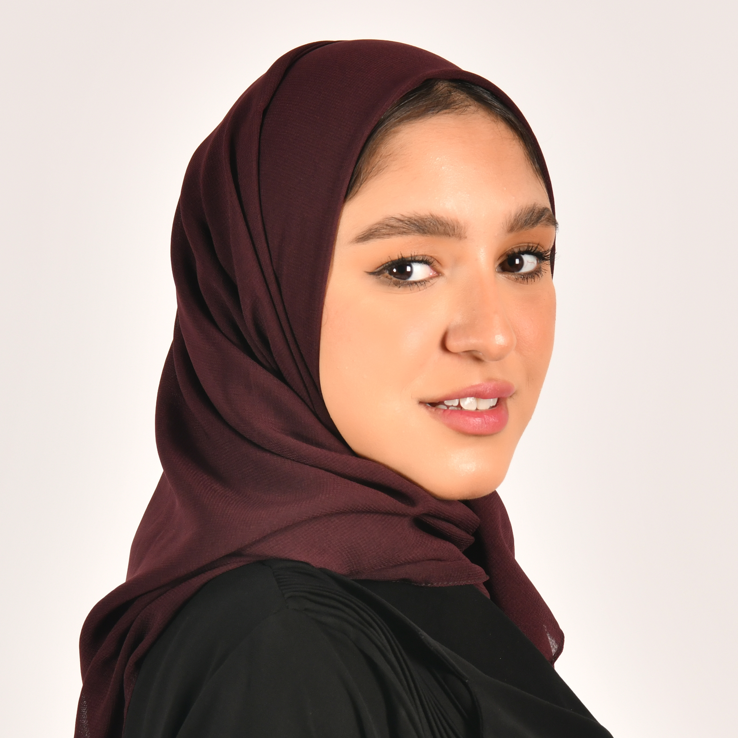  طرحة حرير  بلون عنابي غامق 
