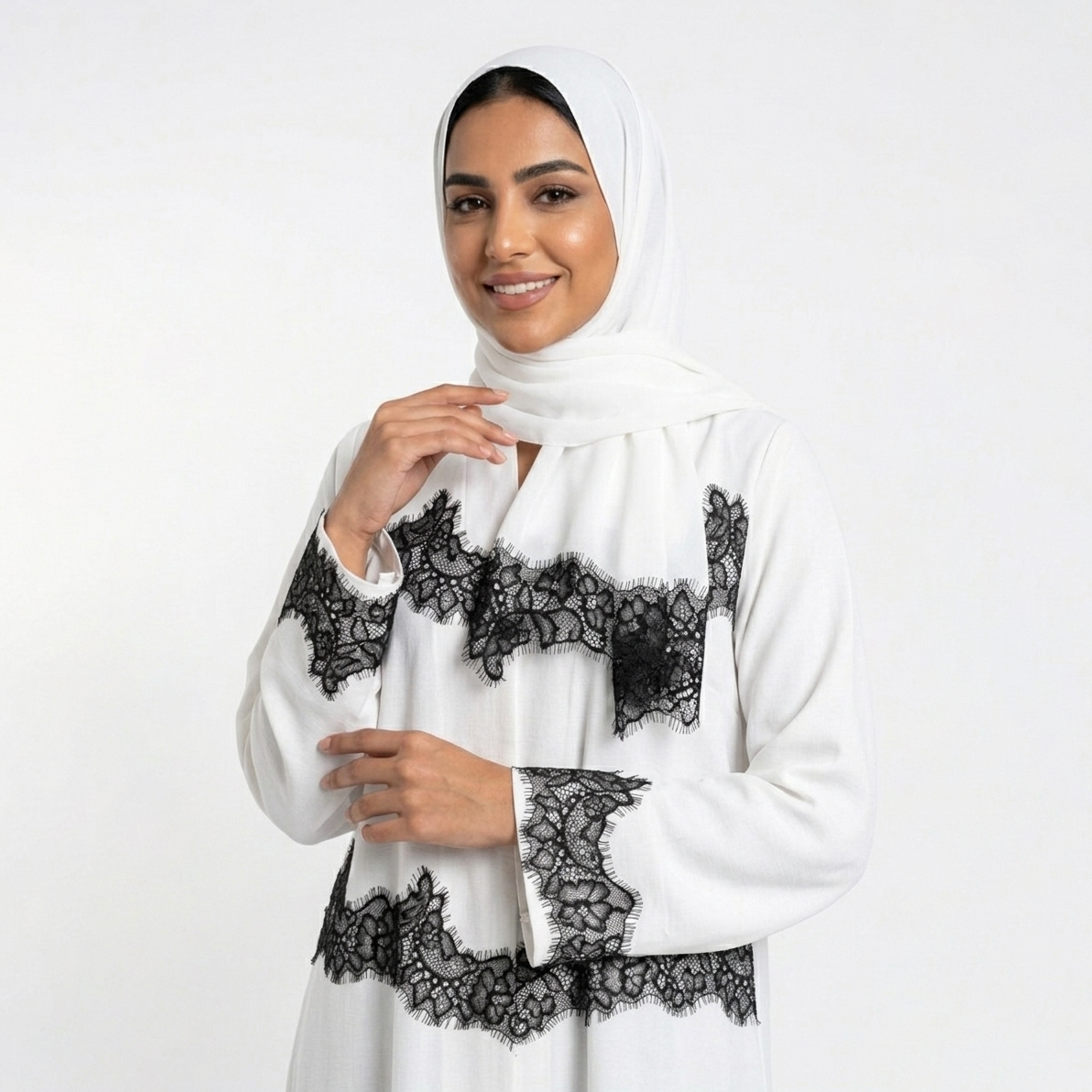  عباية لف بلون الابيض مزينة بدانتيل راقي 