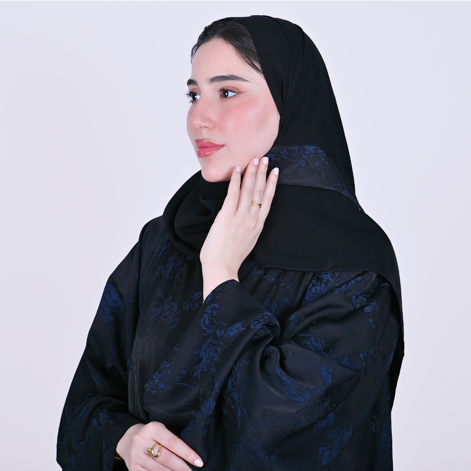  عباية لف كلوش وكم واسع بقماش صيفي منقش بزهور كحلية 