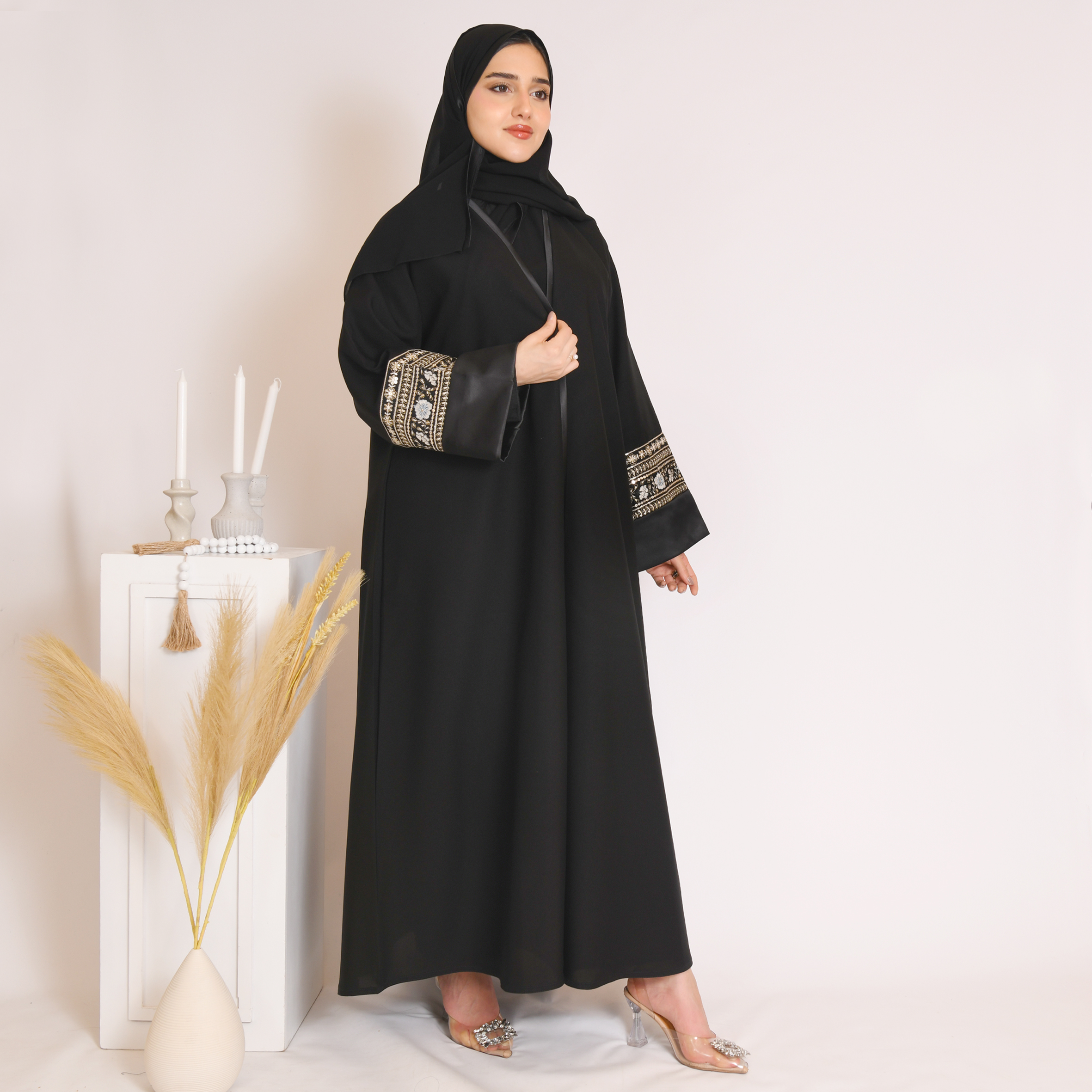  عباية لف سوداء بكلفة زاهية على الاكمام الدبل 