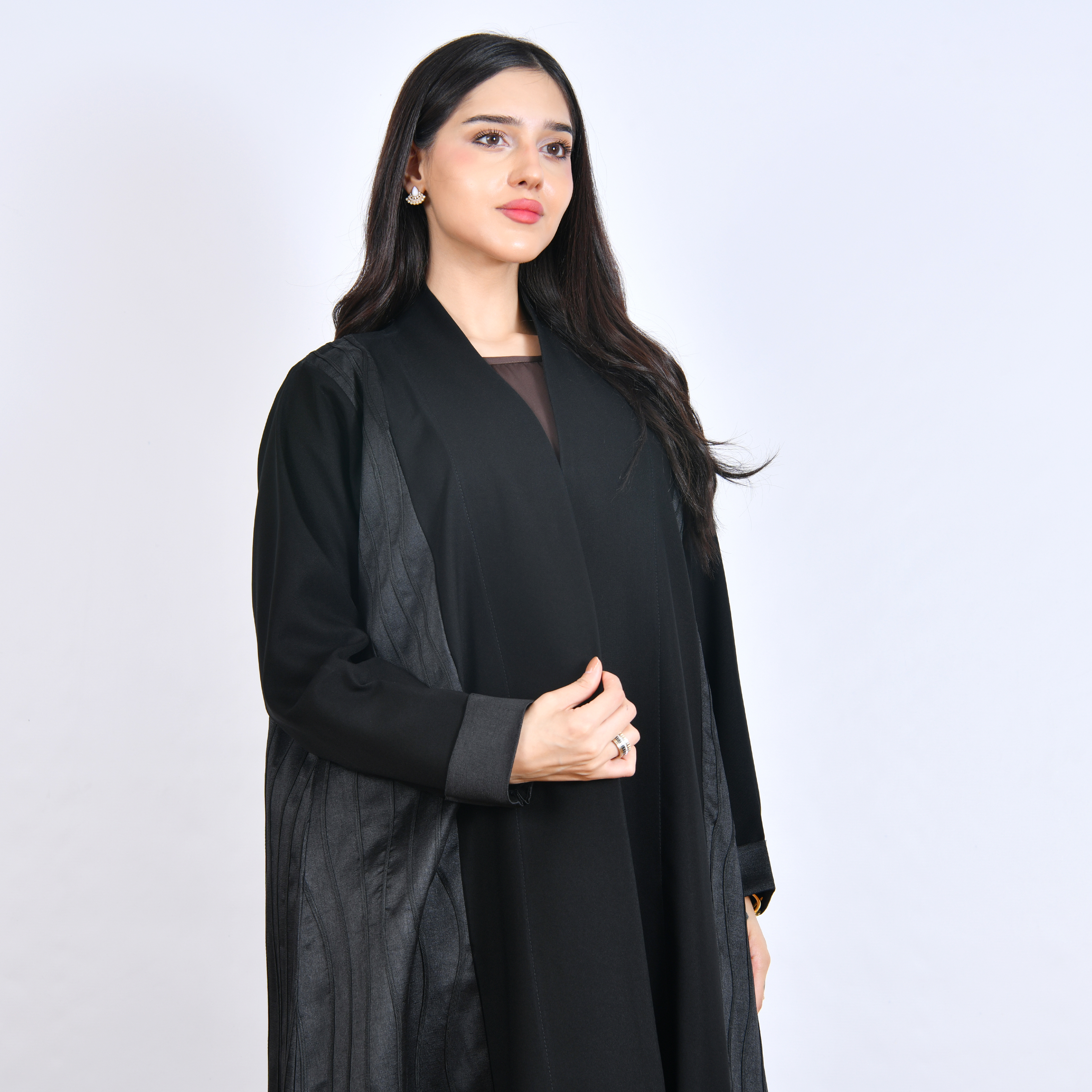  عباية ‎عباية سوداء أنيقة بتصميم نص كلوش ‎مميزة بدمج قماش جاكار منقش على الجوانب والأكمام 