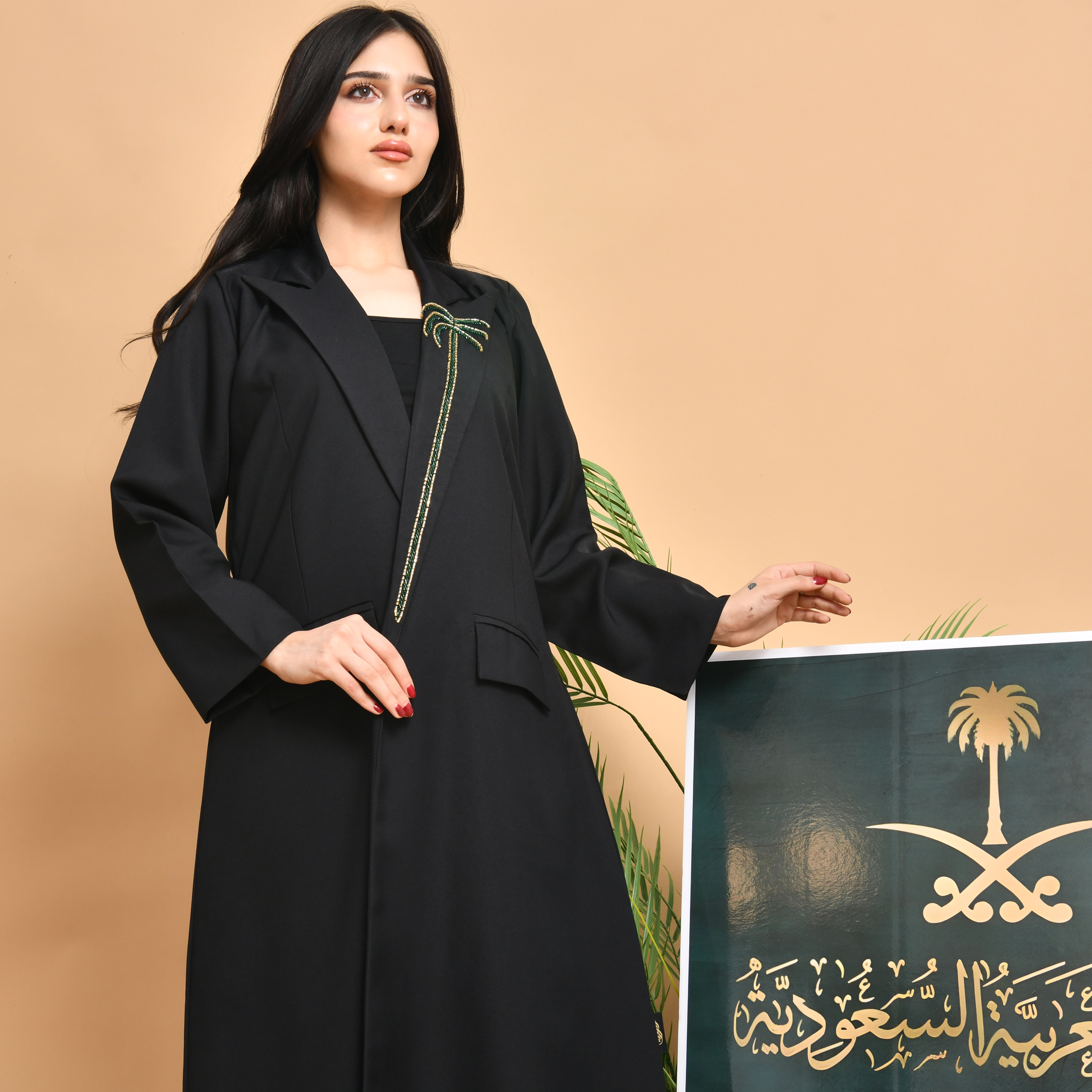  بليزر راقي باللون الأسود مع كتافيات و بطانة داخلية مزينة بشك يدوي على الياقة وجيوب بارزة  