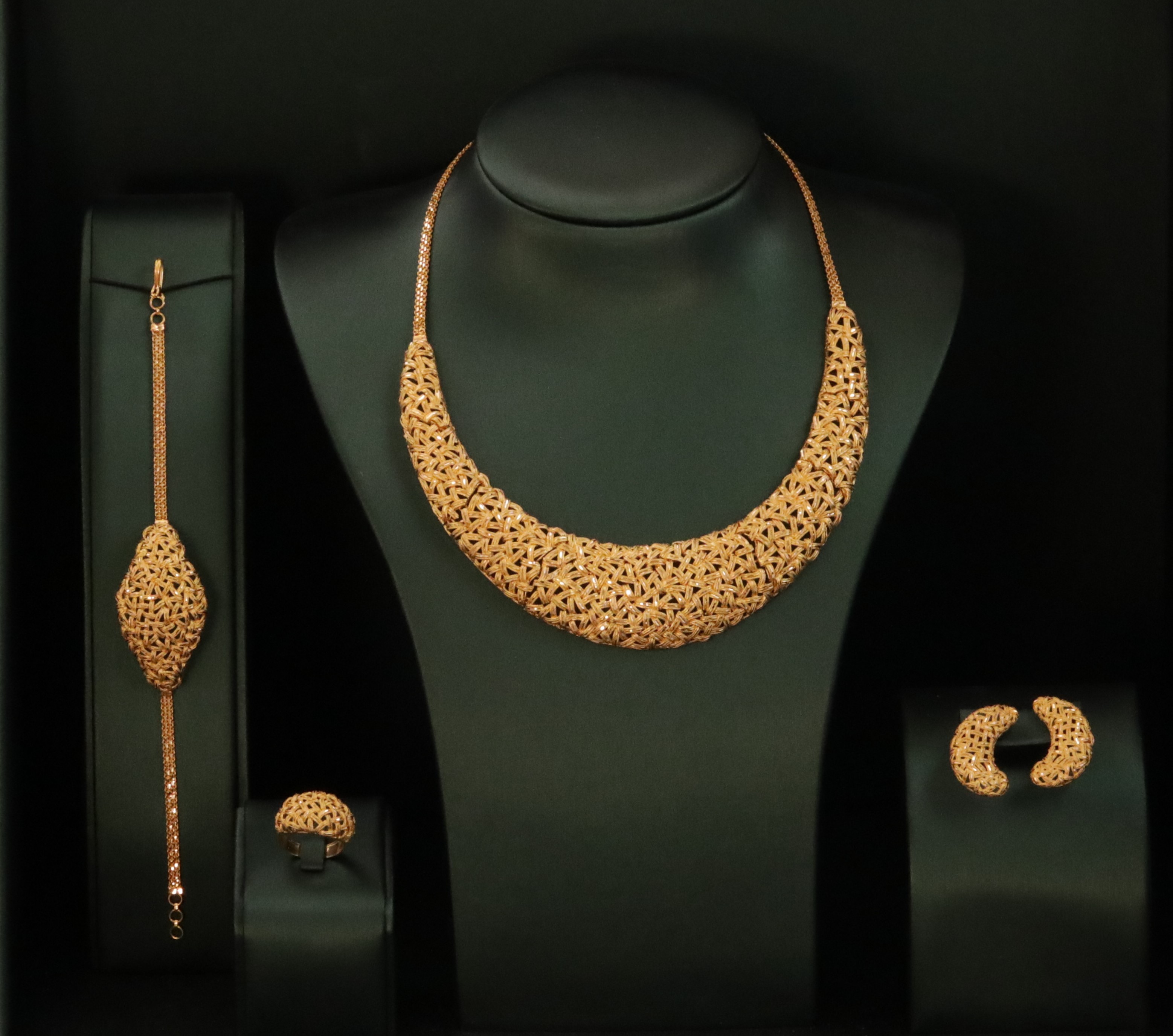 مجموعة مجوهرات ذهبية مرصعة
