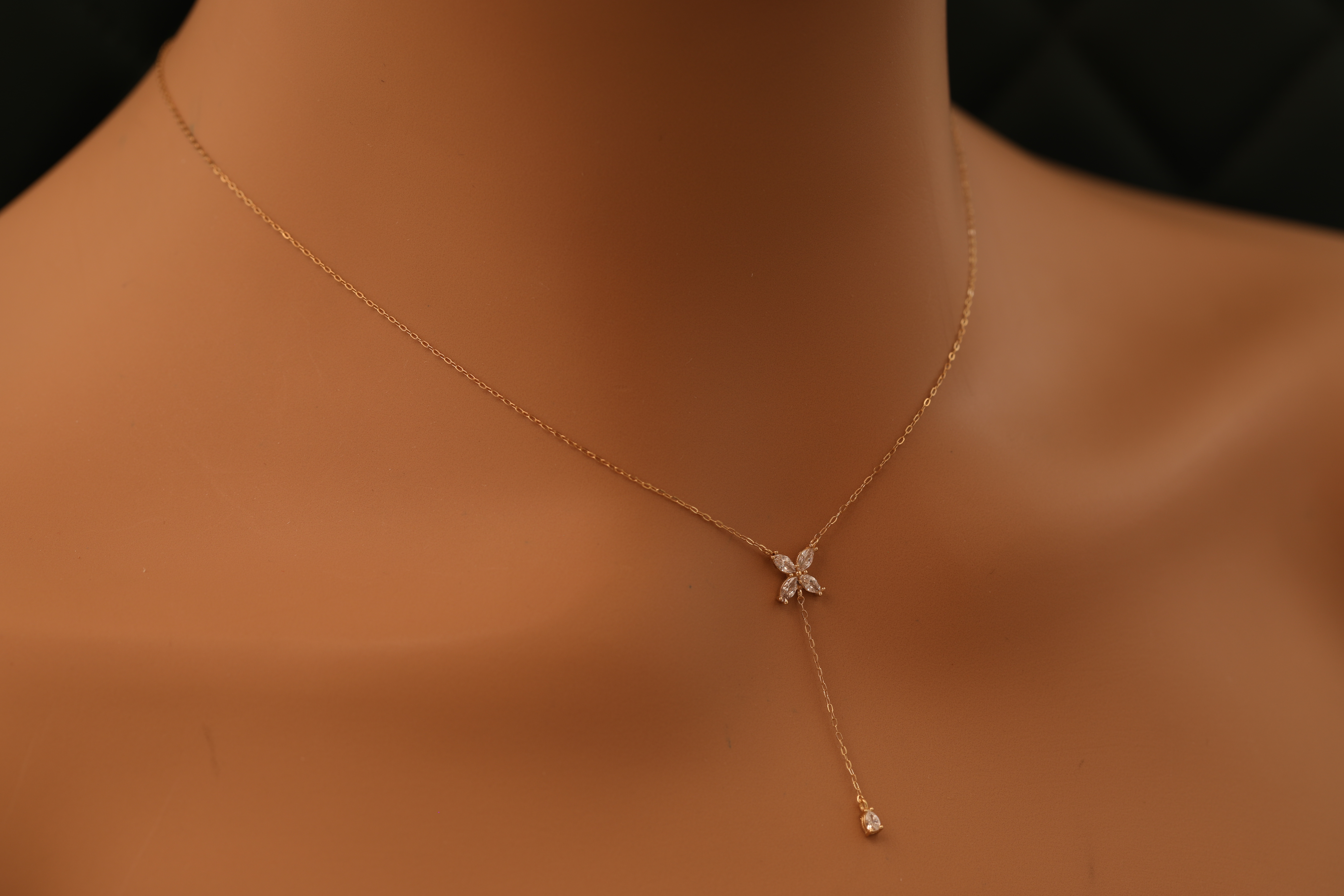 عقد FLOWER اصفر عيار 18 الوزن 1 تقريبا