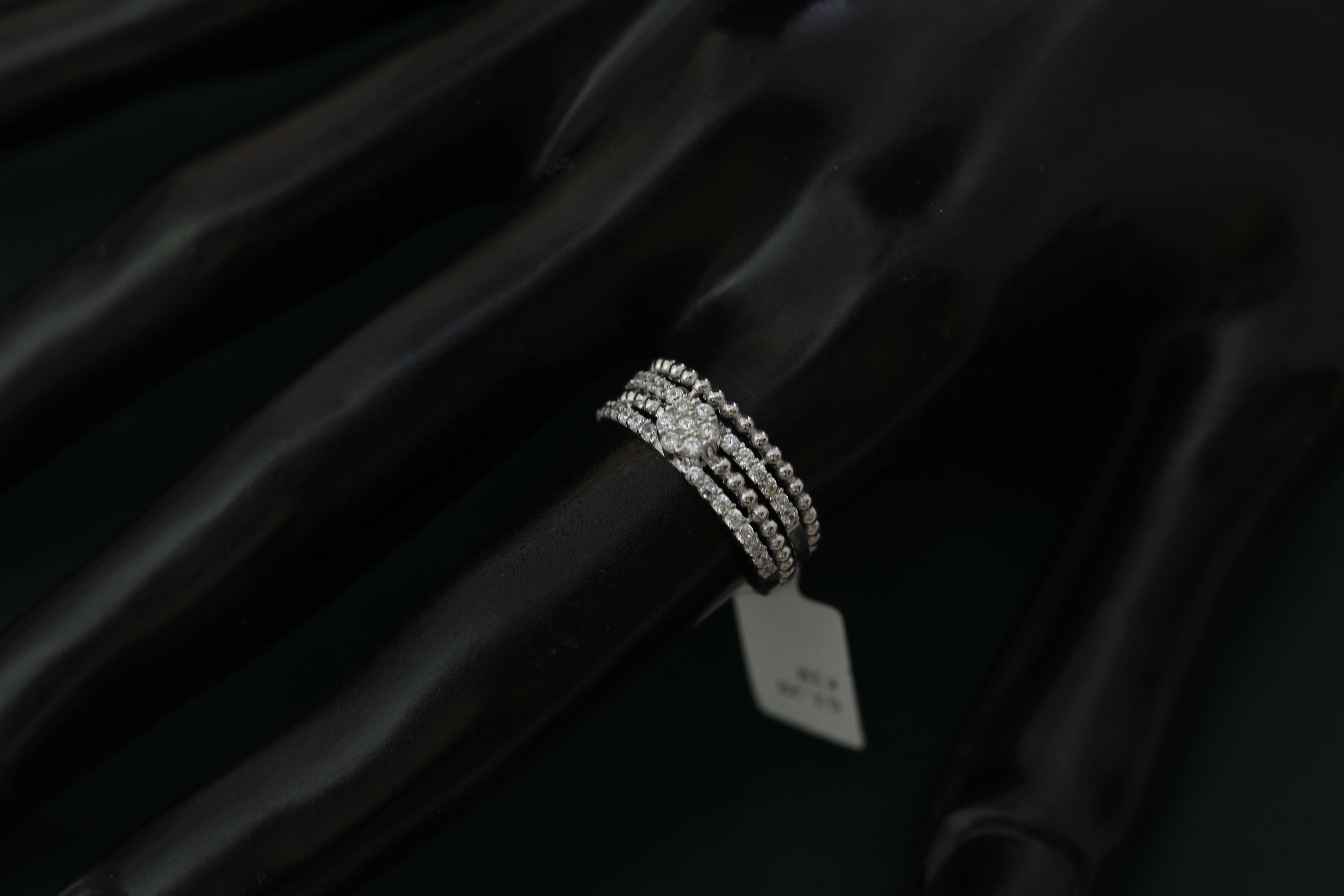 توينز ذهب ابيض تصميم الماس عيار18 الوزن3.28