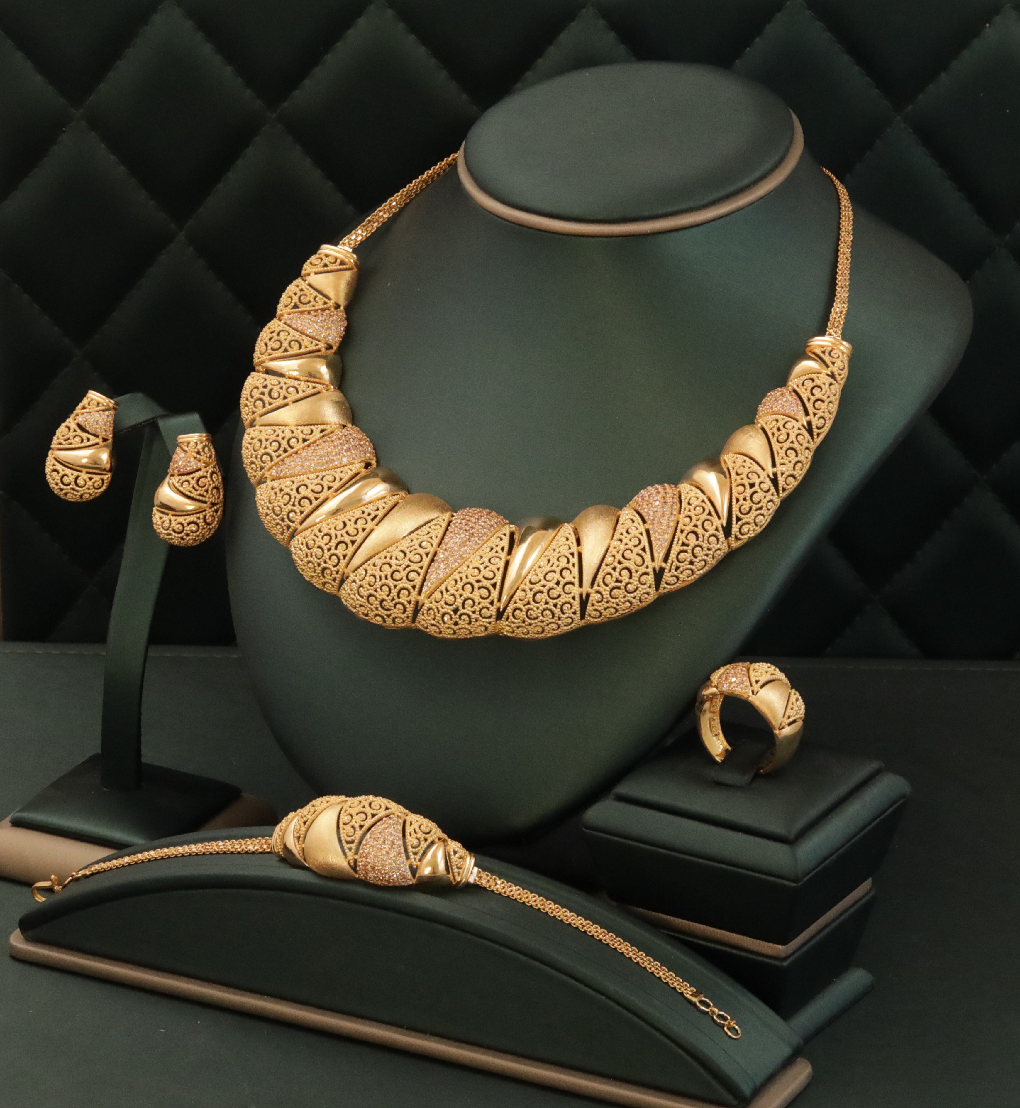 Luxurious gold and diamond jewelry set