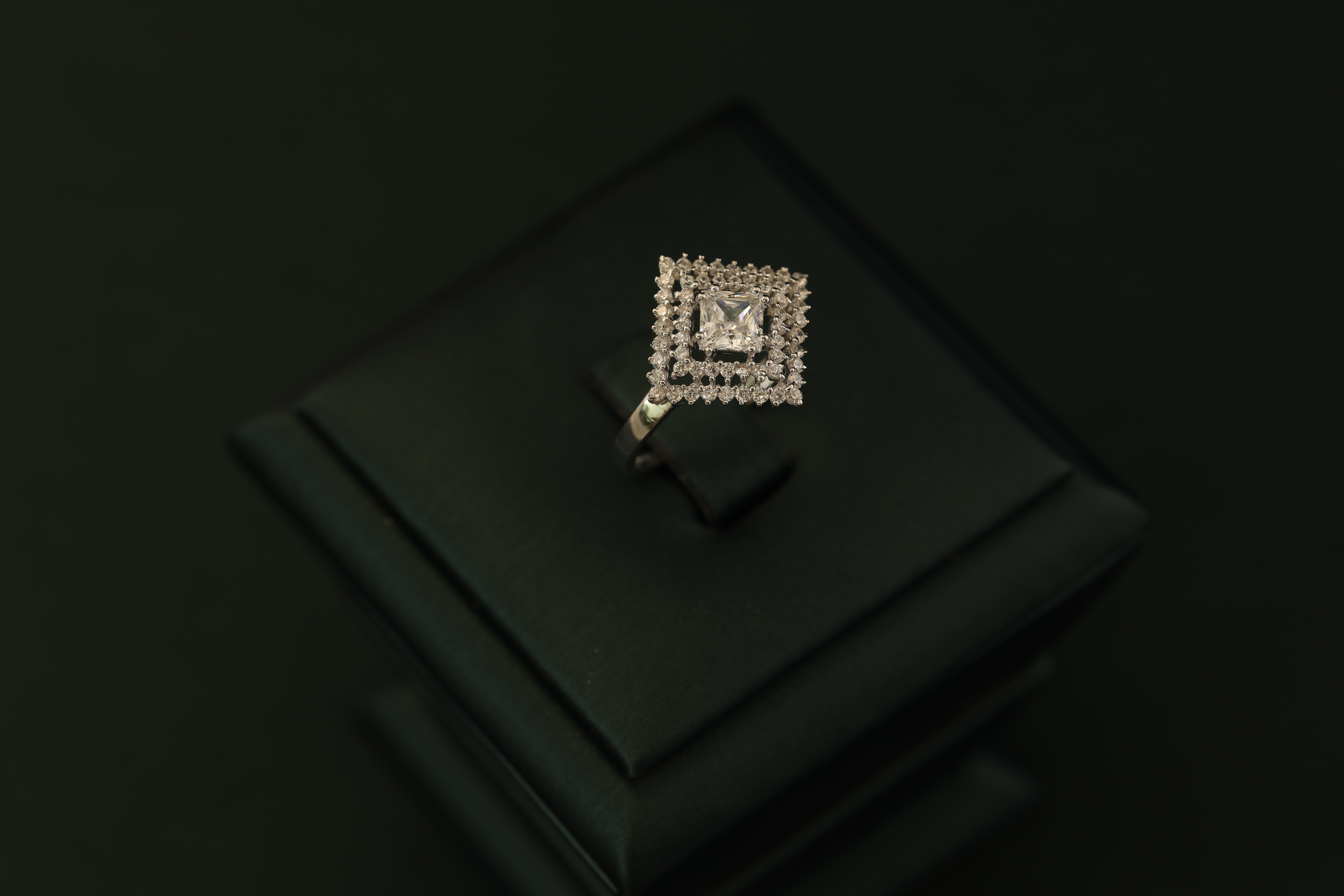 نص طقم ذهب ابيض تصميم الماس عيار18 الوزن (15.76)