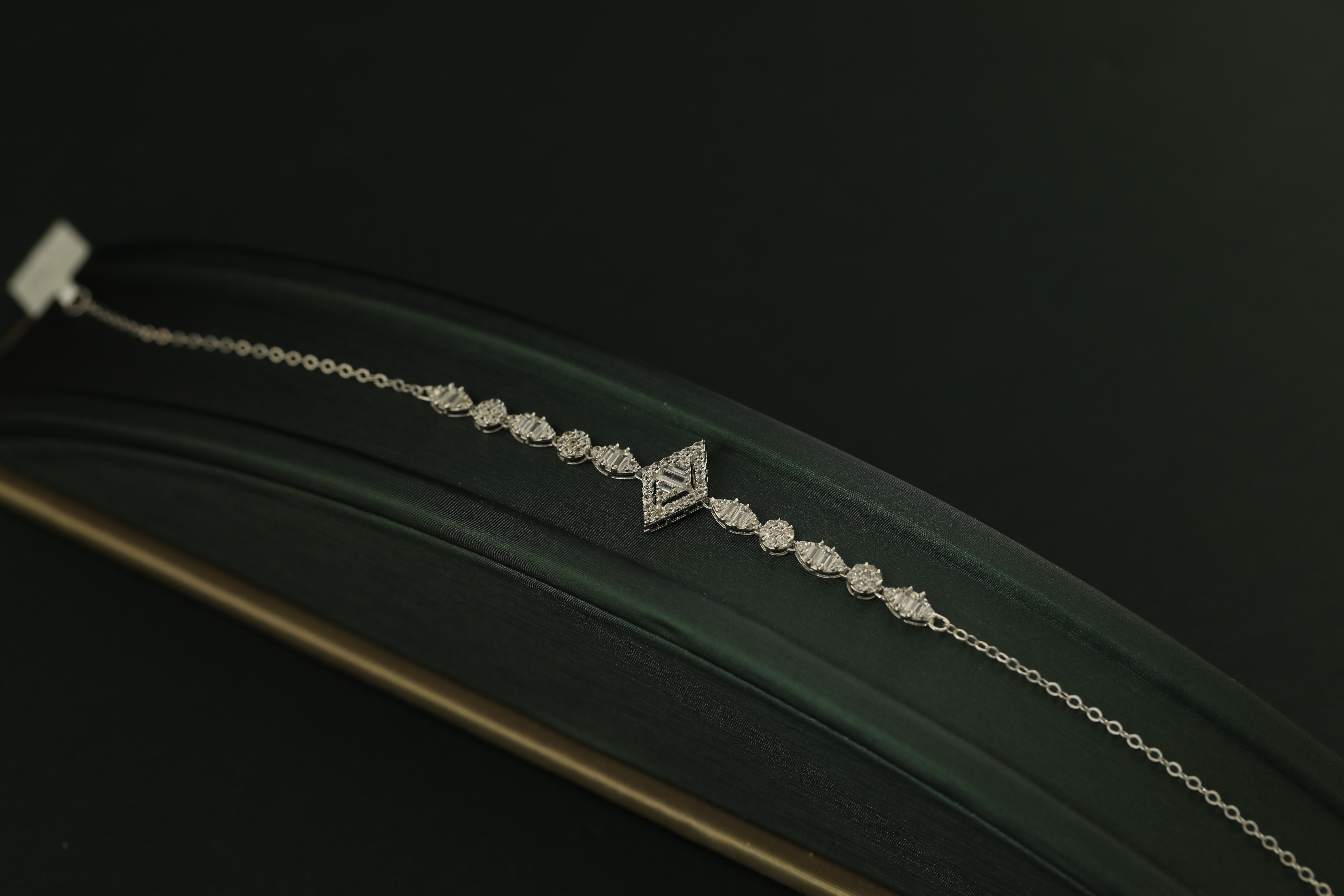 سواره ذهب ابيض تصميم الماس عيار18 الوزن ( 2.13 )