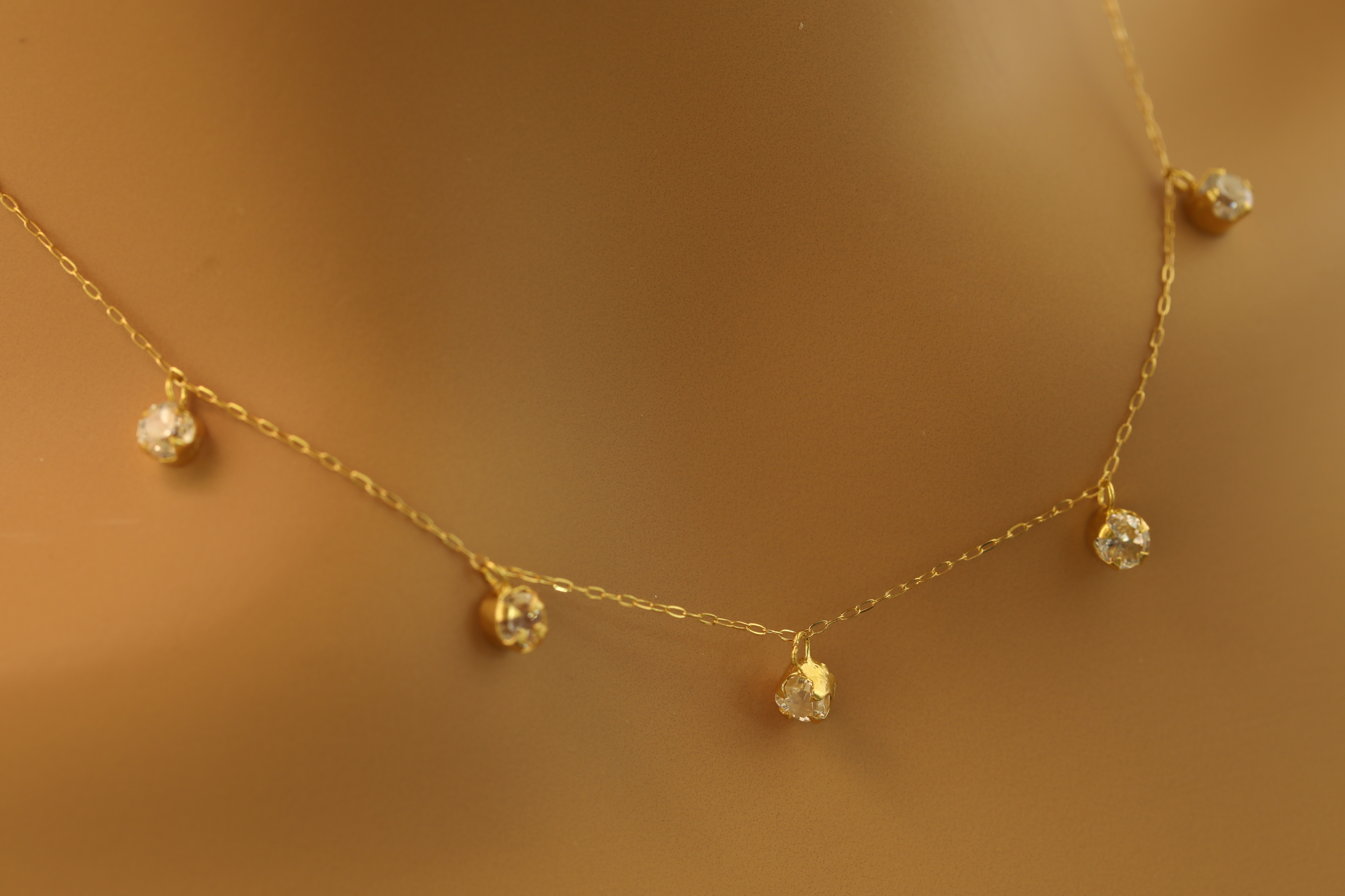 تشوكر ذهب اصفر تصميم الماس عيار 18 الوزن ( 192 )