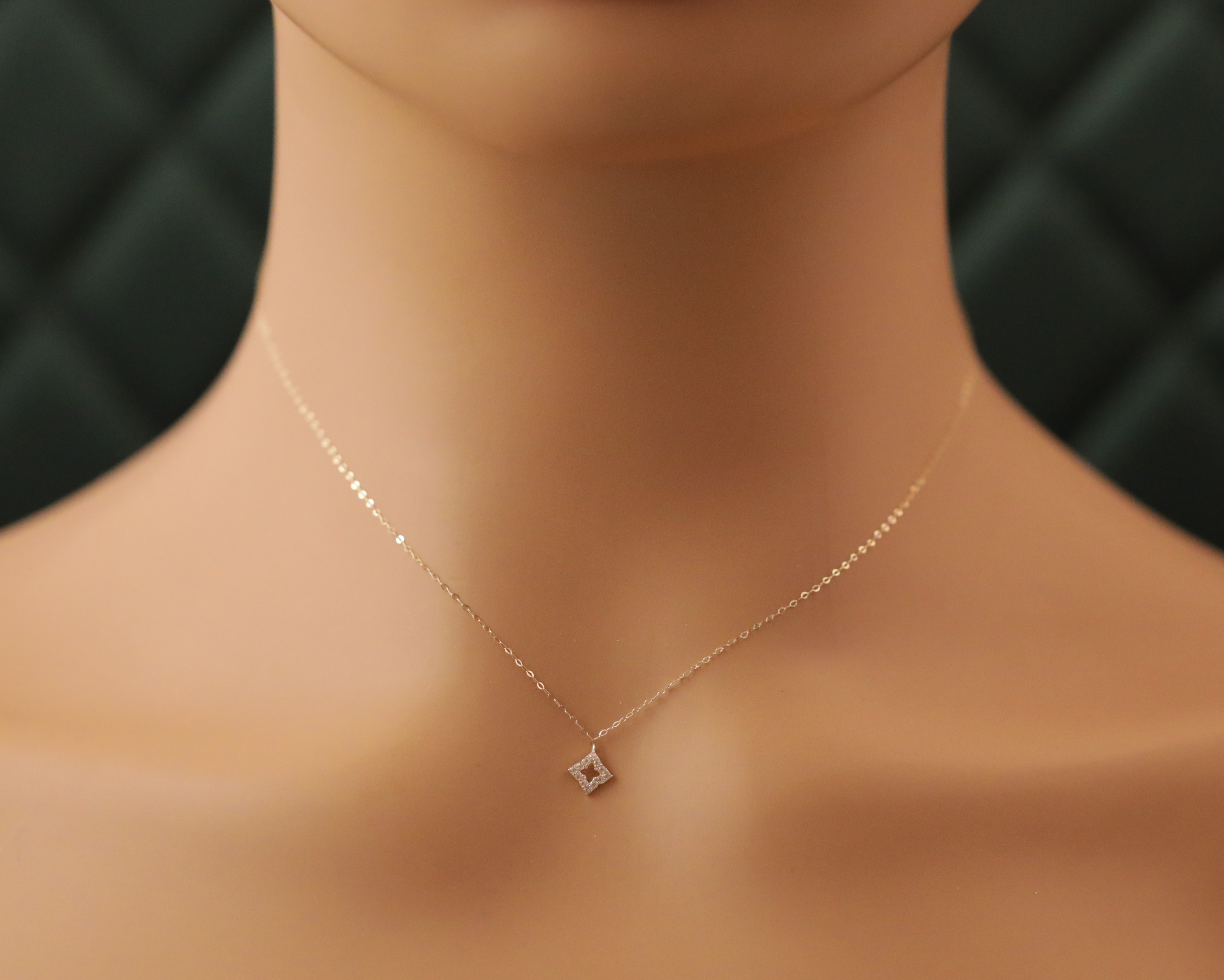 شرائح الرقبة بحلي ذهبي