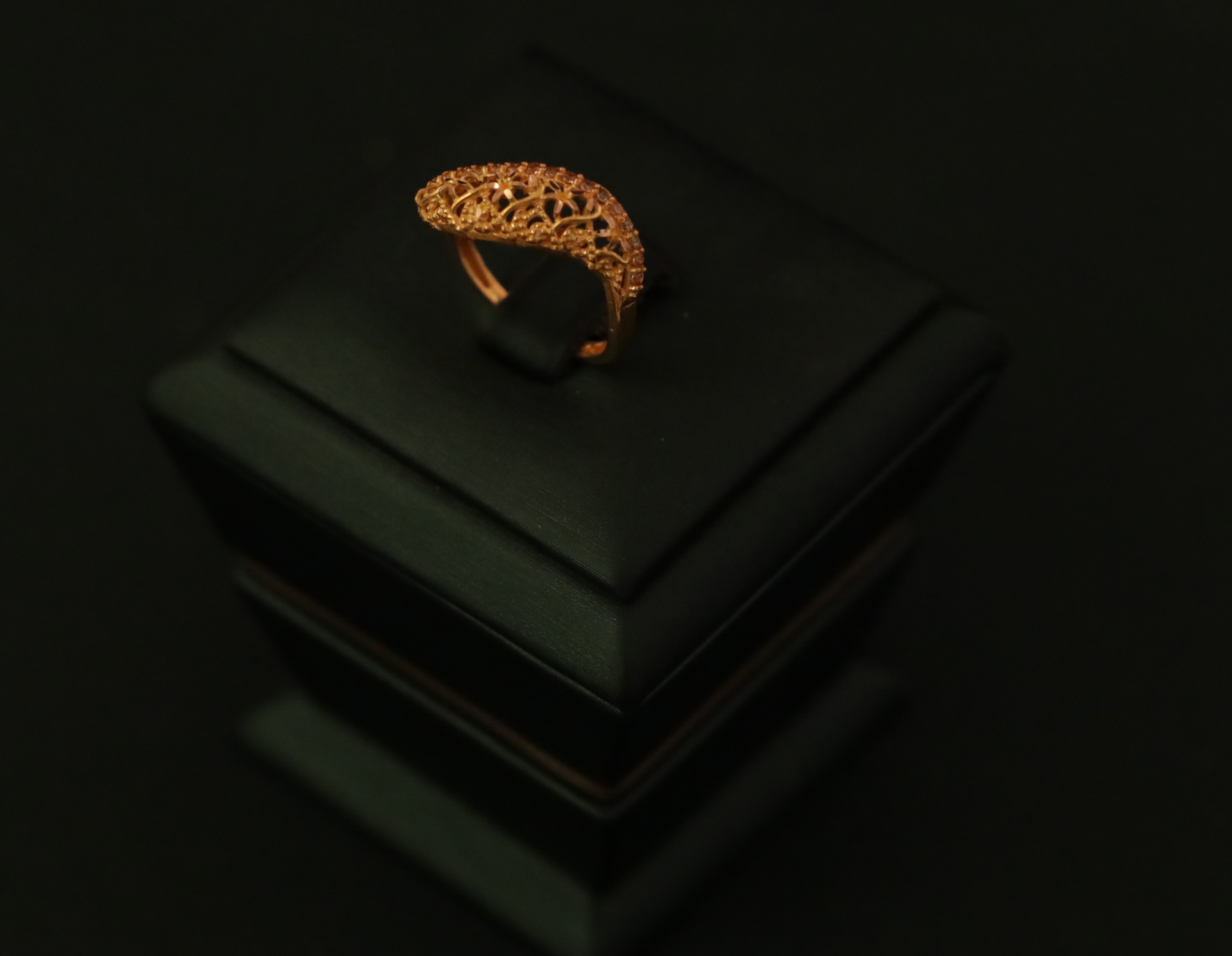 سوار ذهبي مزخرف على خلفية سوداء