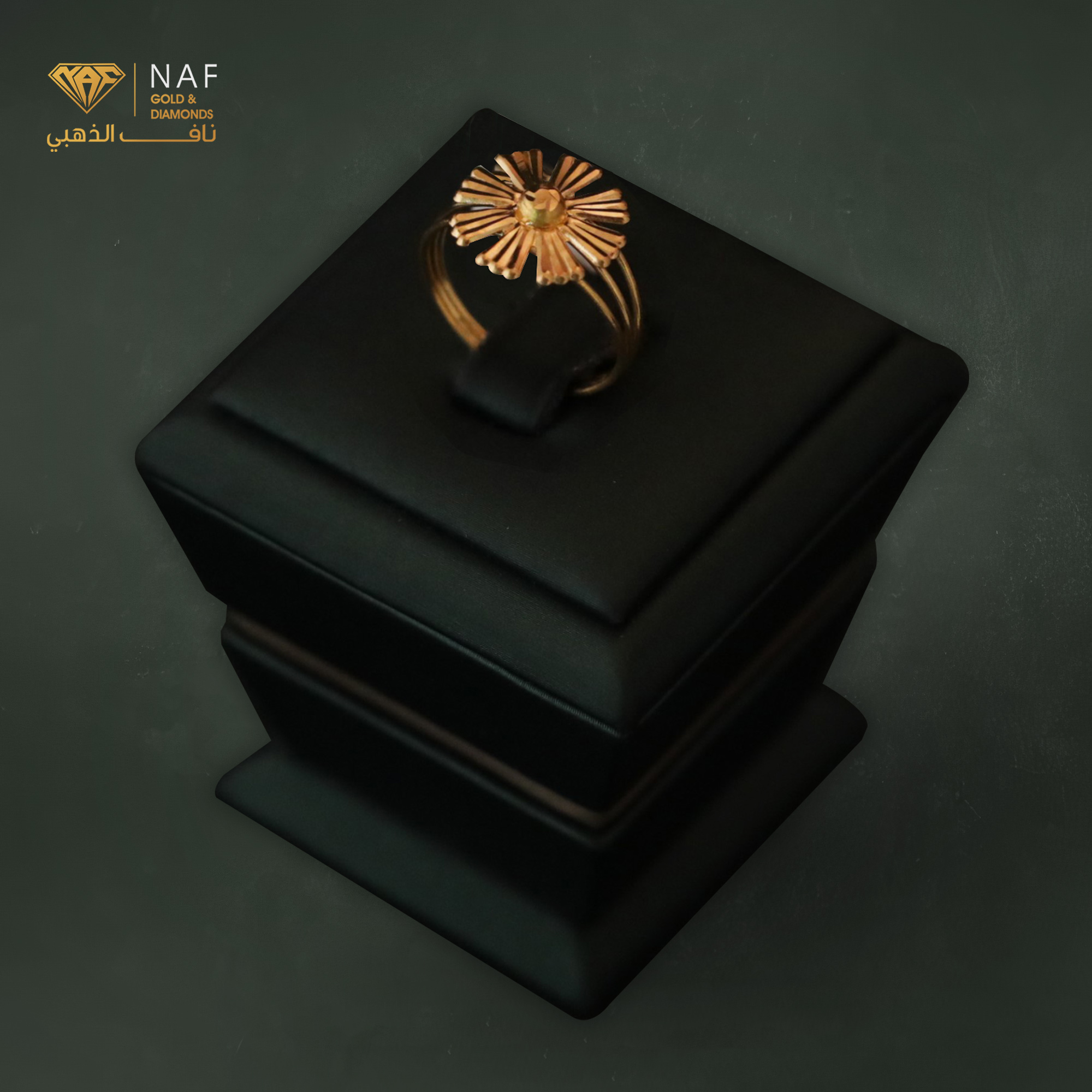 خاتم ذهبي فاخر على علبة سوداء