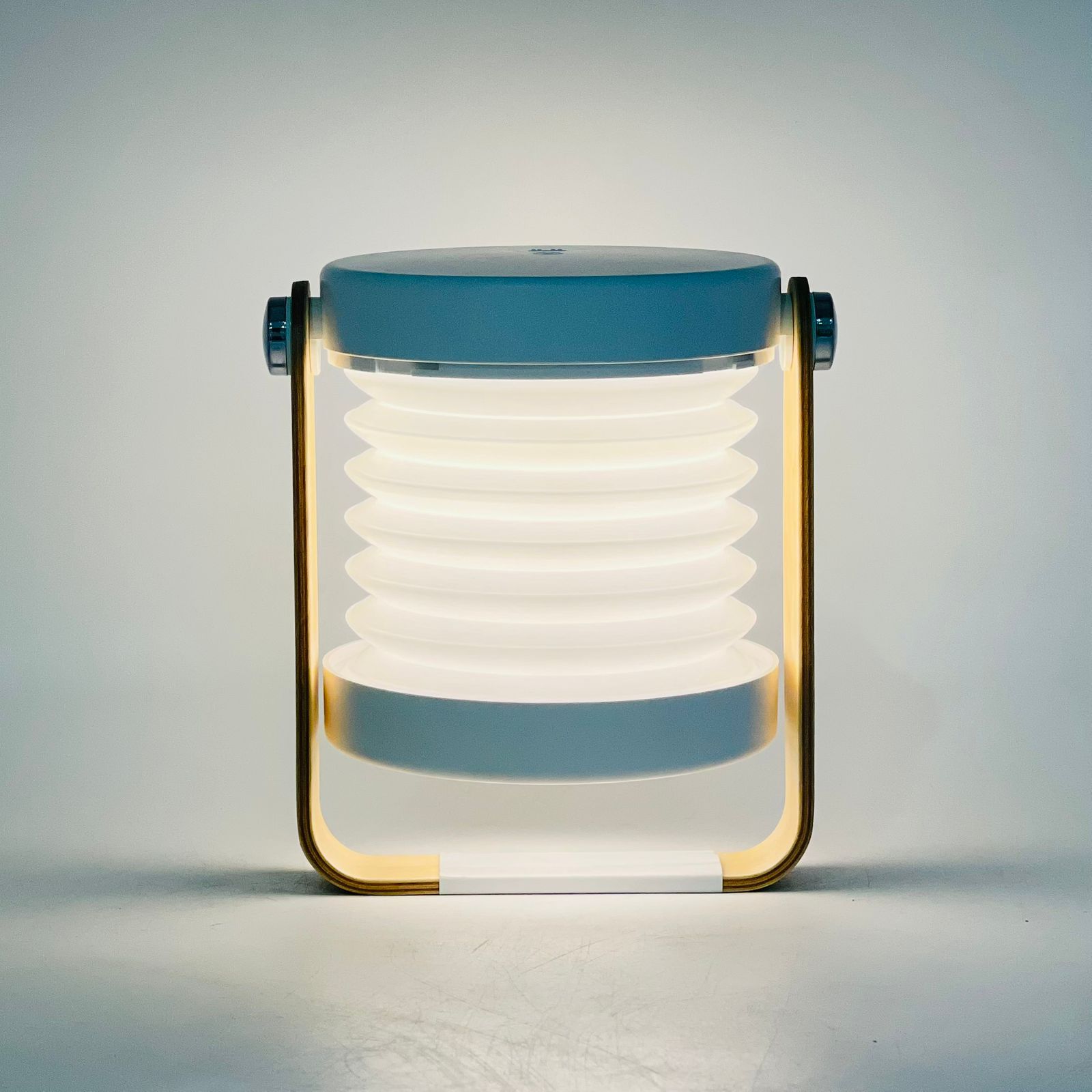  اضاءة LED بمقبض خشبي 
