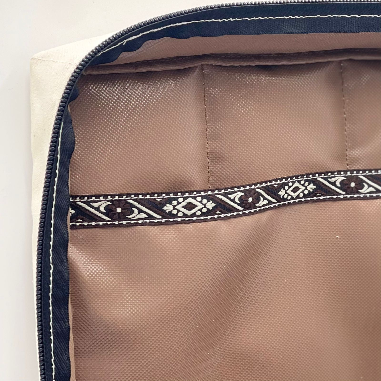  شنطة البرية وافية (زيتي/أبيض) 
