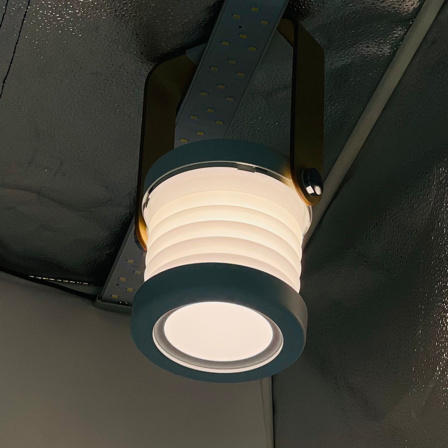  اضاءة LED بمقبض خشبي 