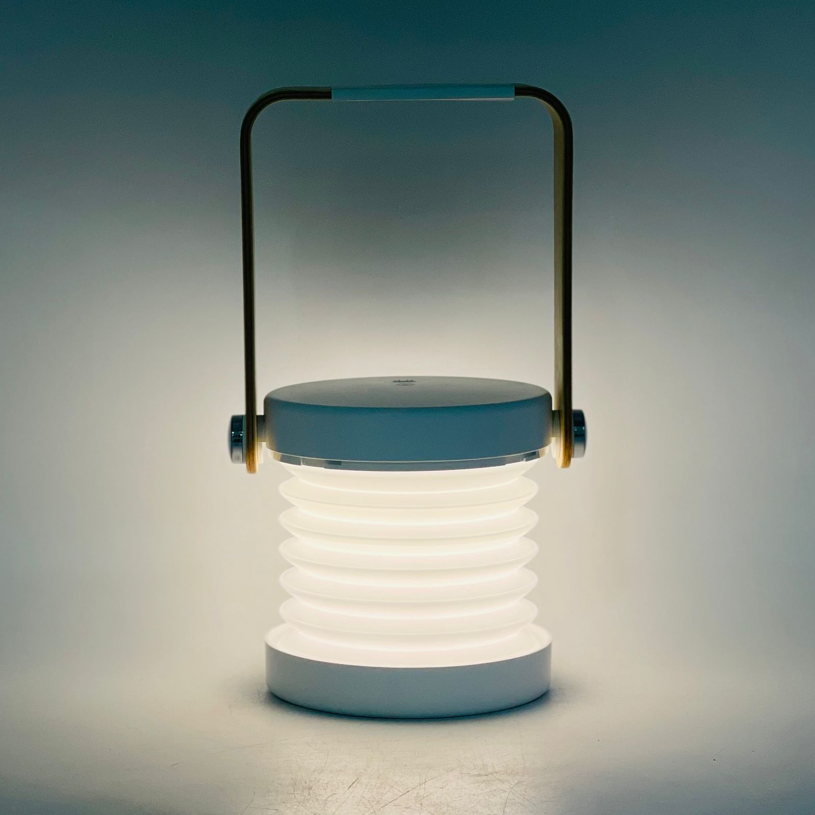 اضاءة LED بمقبض خشبي 