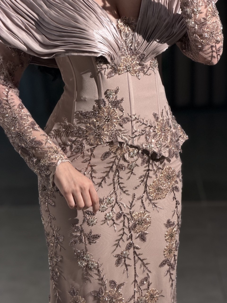 فستان  سهرة بيج ملكي بتطريز ذهبي