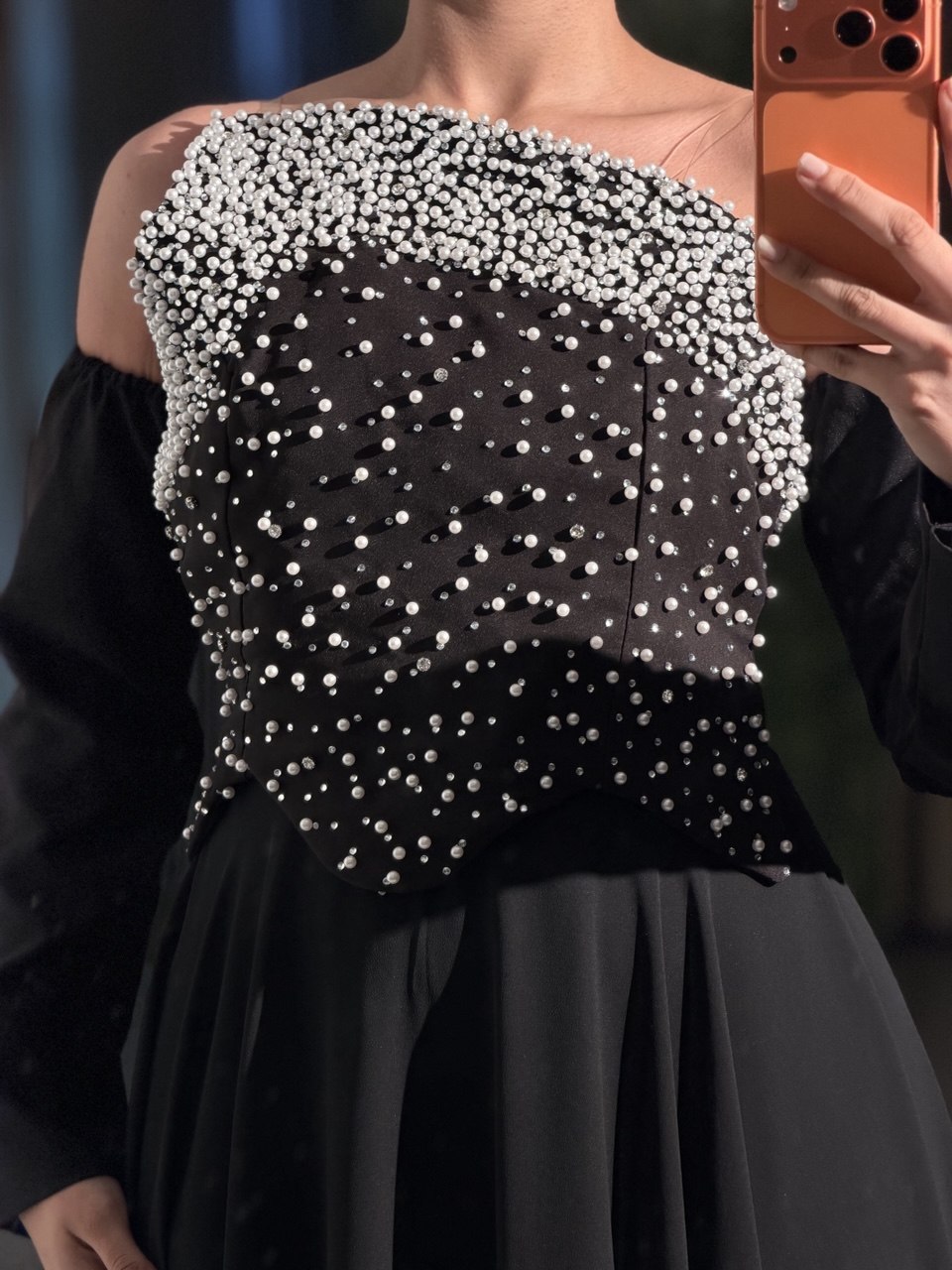 فستان سهرة أسود فاخر بتصميم كورسيه مرصع
